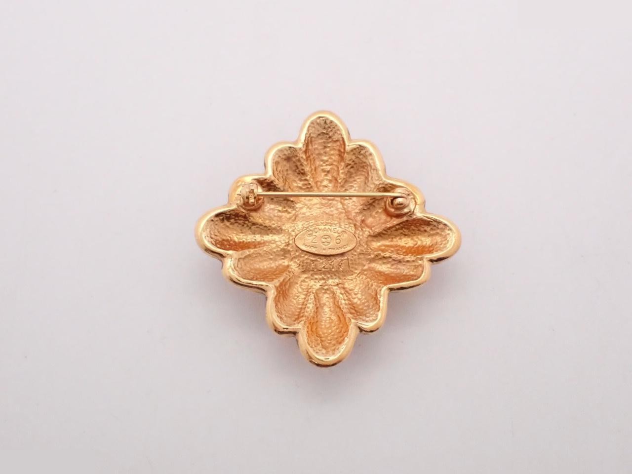 brooch — view 2