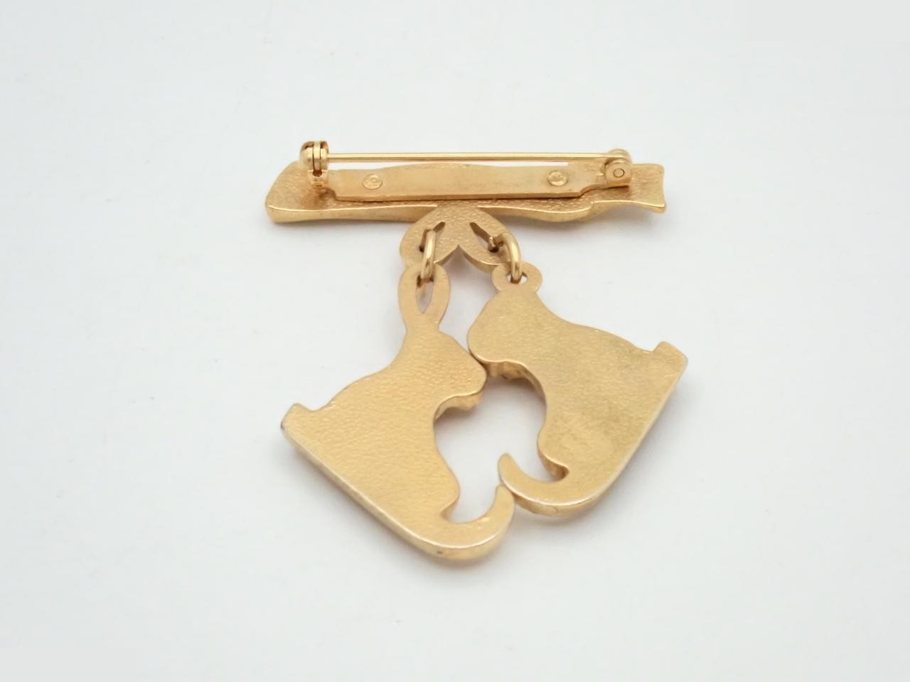 skate shoe motif brooch — view 2