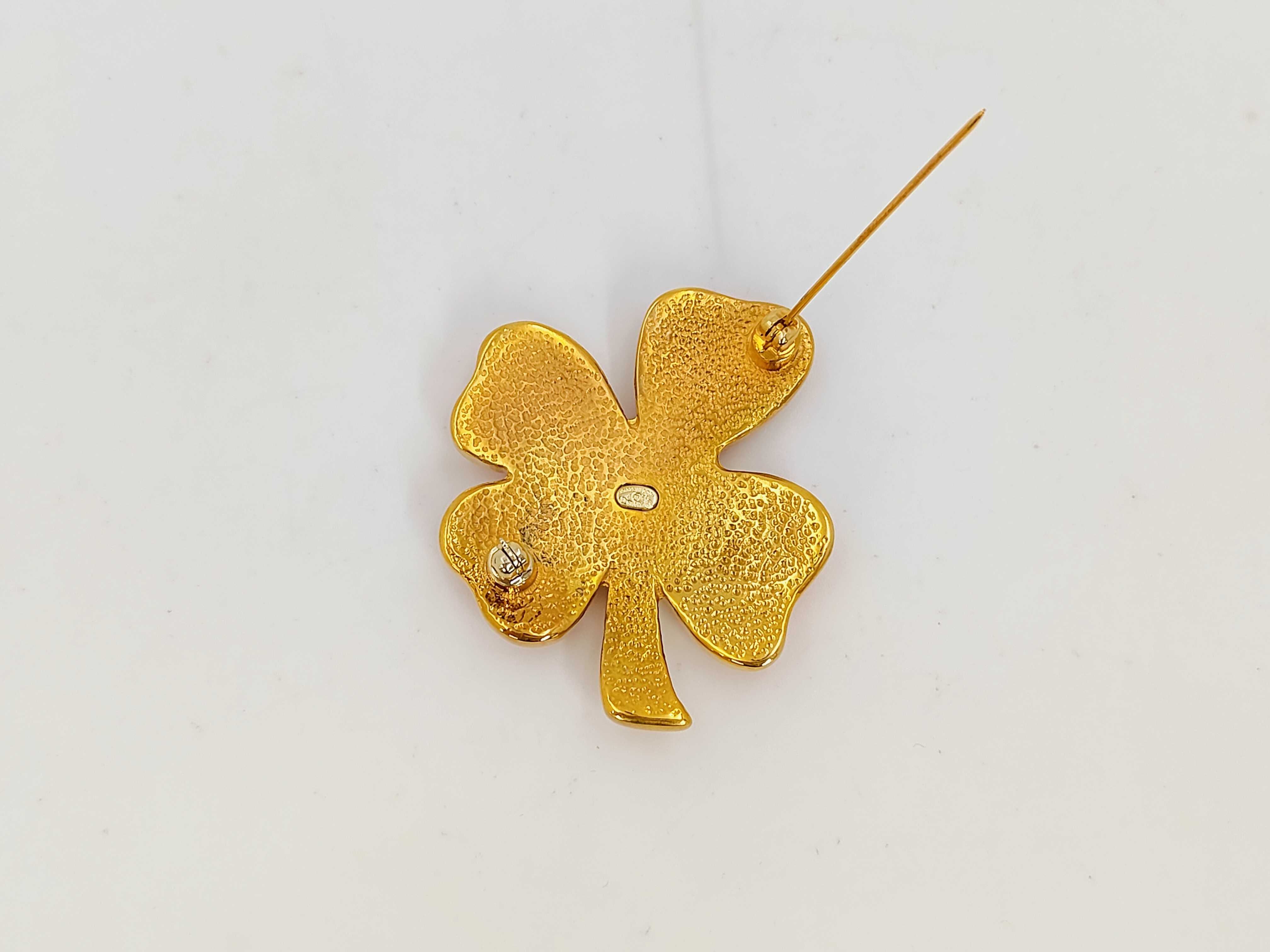 03P Clover Pink Brooch — view 2