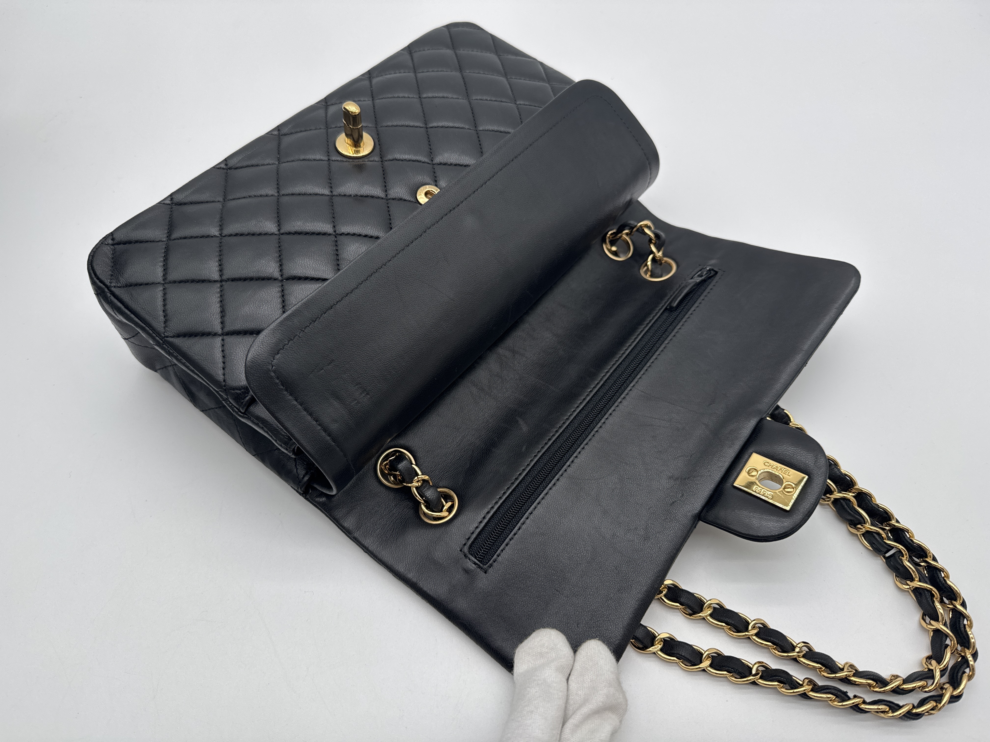 Lambskin Matelassé 25 Black Shoulder Bag — view 9