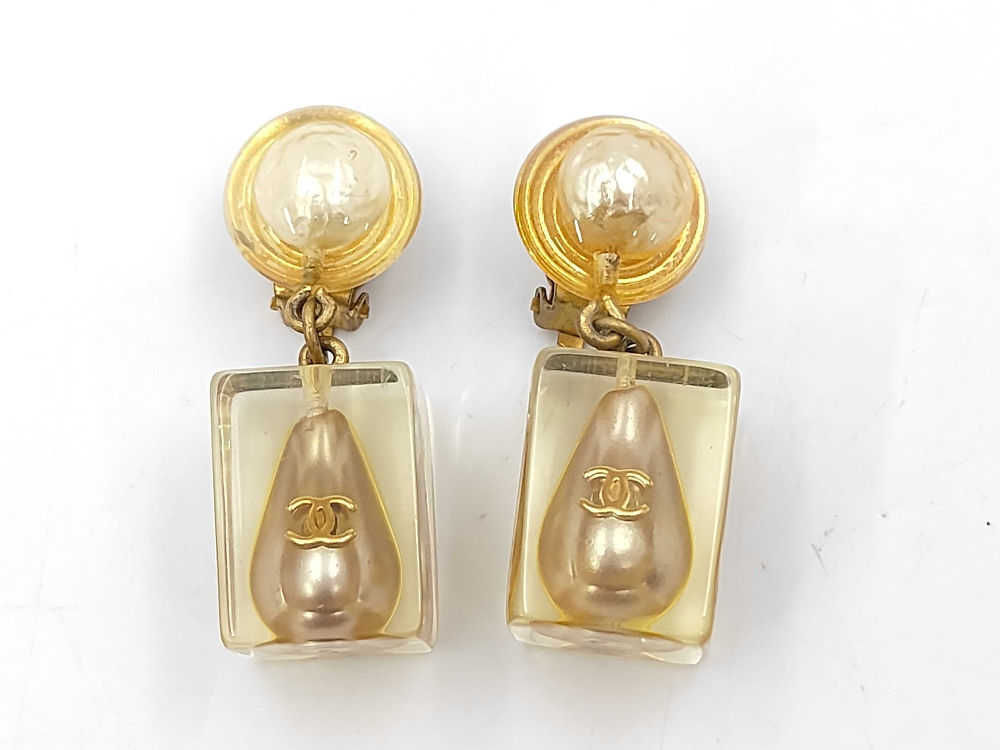 97P Coco Mark Pearl Clear Cube Swing Earrings