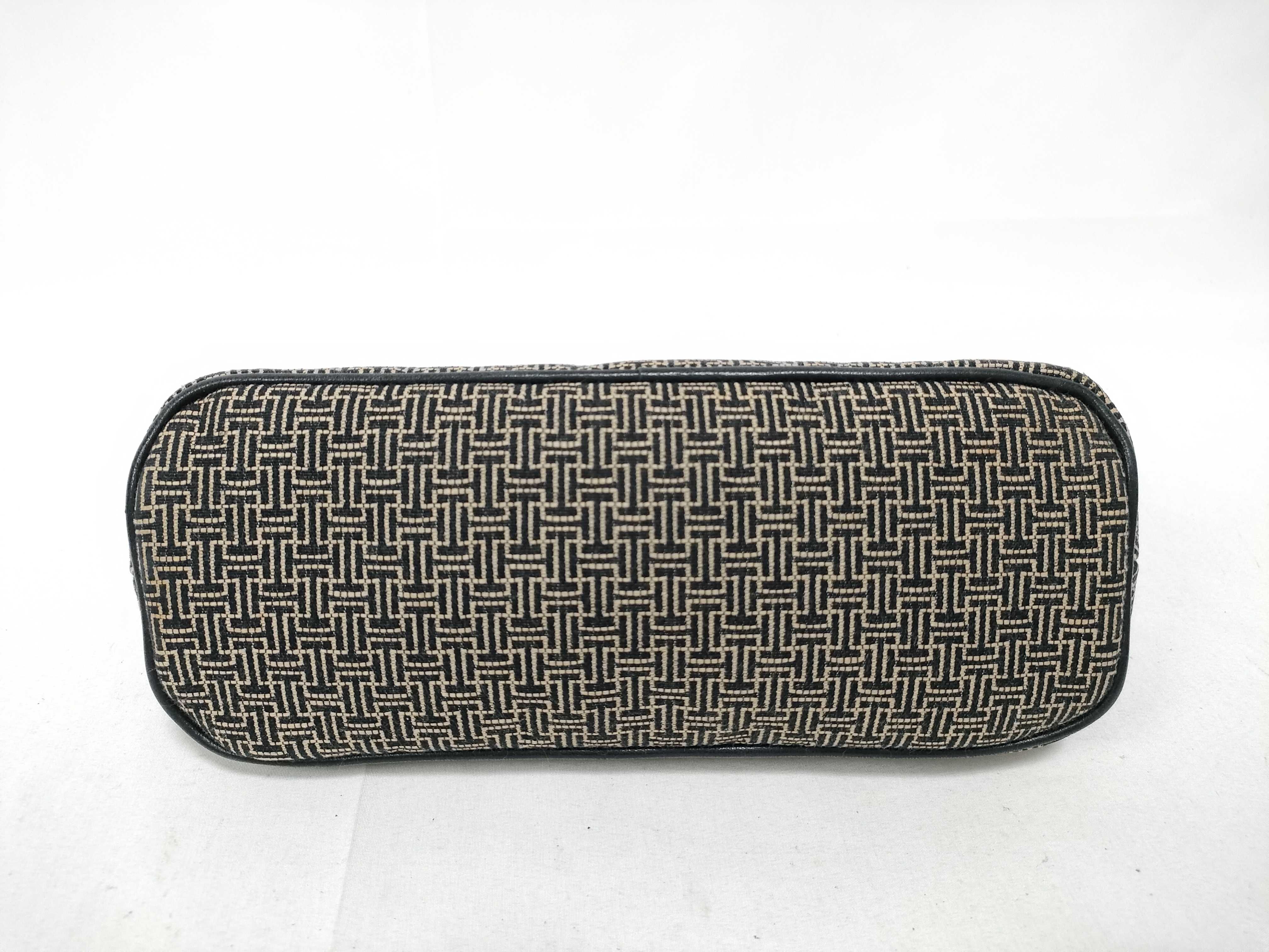 pouch — view 3
