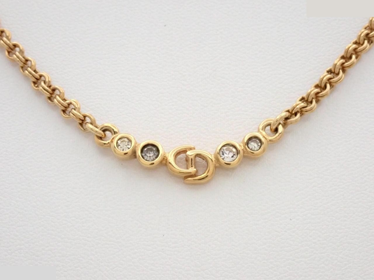 Necklace, neck circumference approximately 41 cm