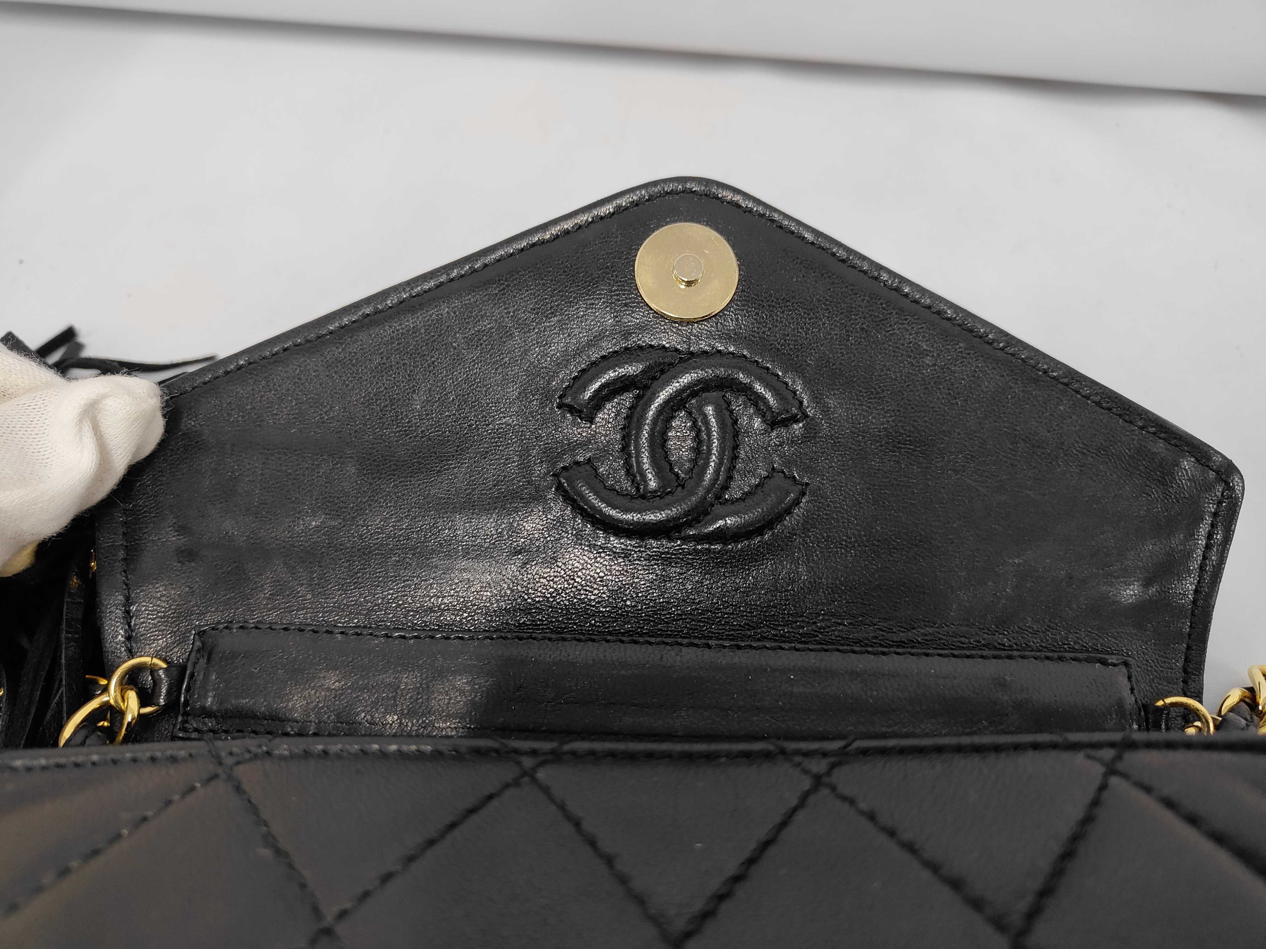 Vintage Matelassé Black Lambskin Shoulder Bag — view 9