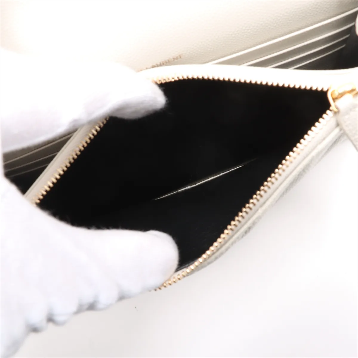 Envelope Leather Chain Wallet White 695108 — view 8
