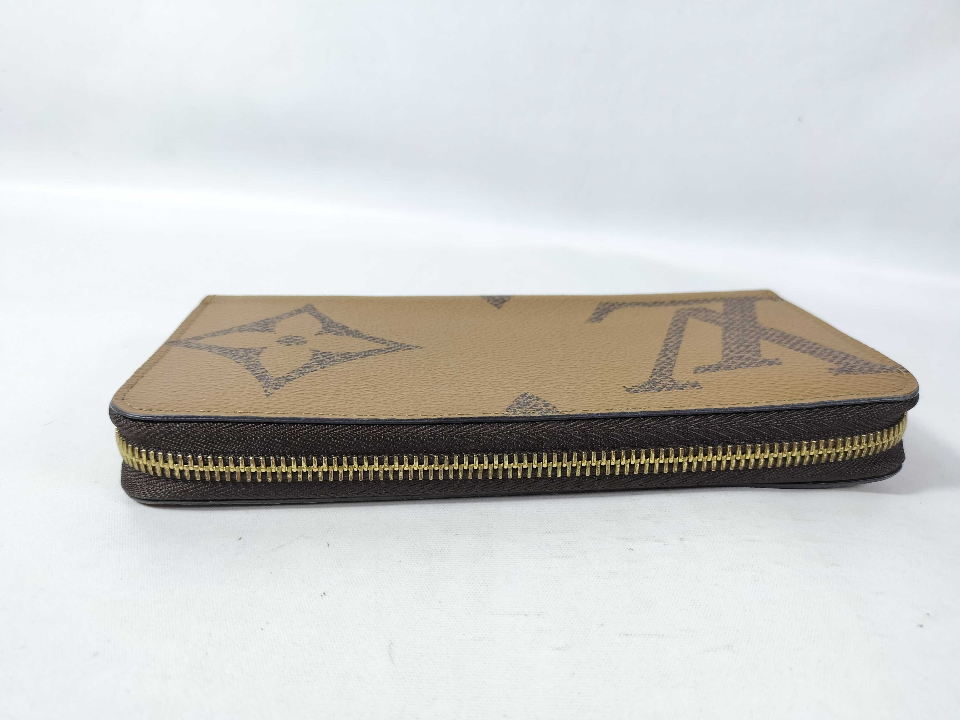 Monogram Louis Vuitton Round Wallet Monogram Giant Wallet — view 4