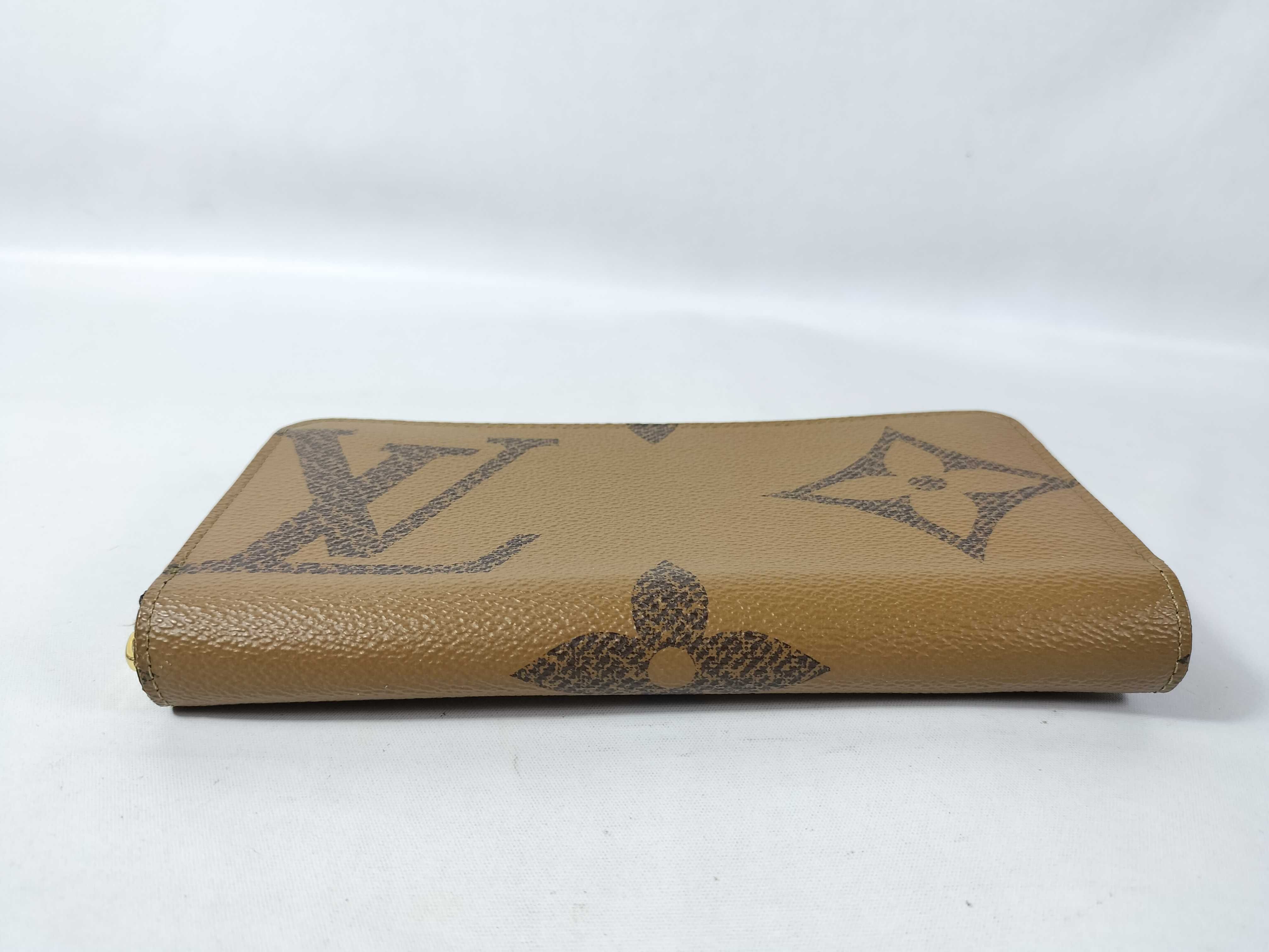 Monogram Louis Vuitton Round Wallet Monogram Giant Wallet — view 5