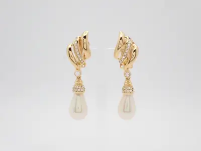 Unused, stored item: Precious metal earrings