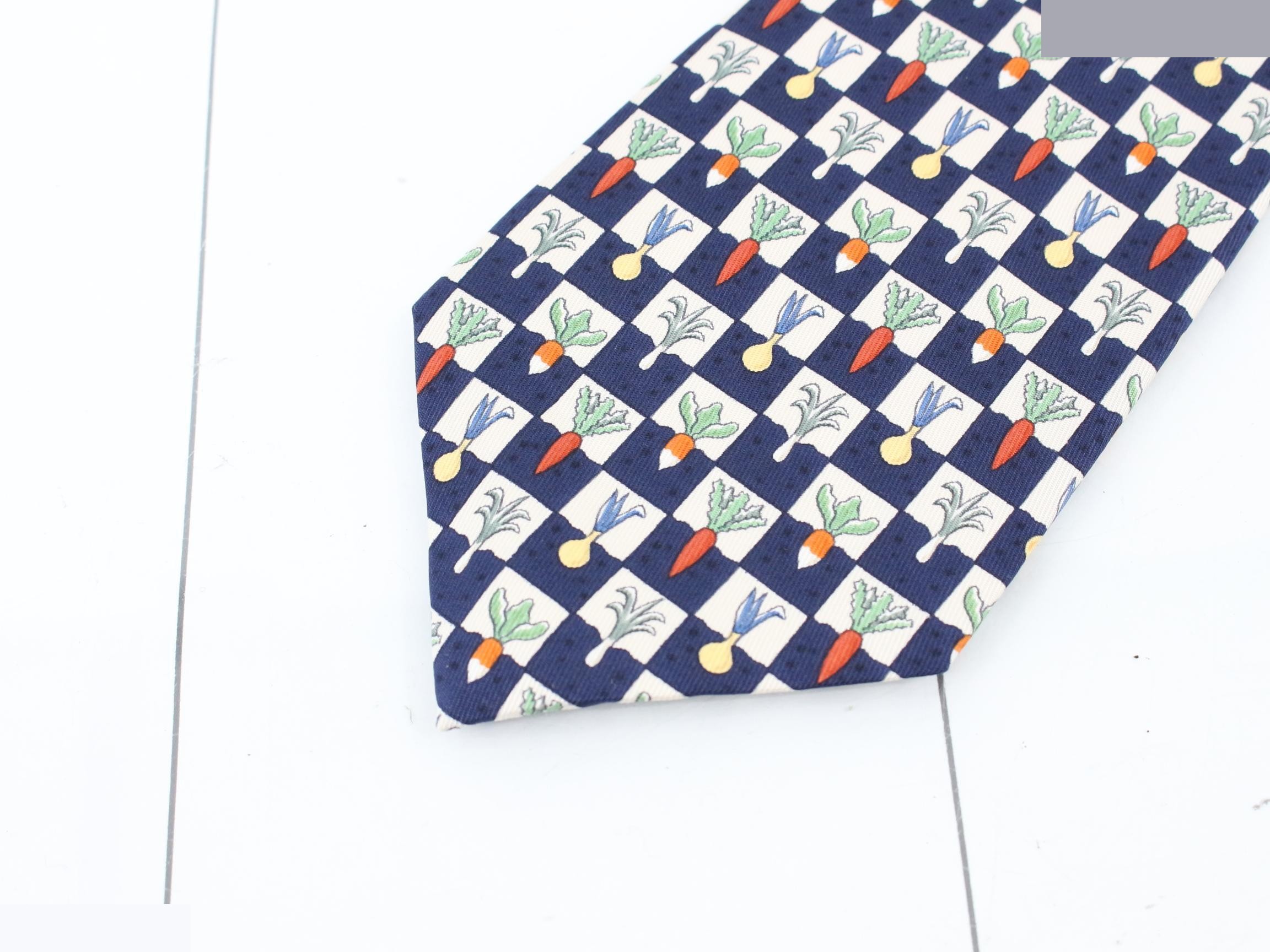 tie, vegetables, field — view 3