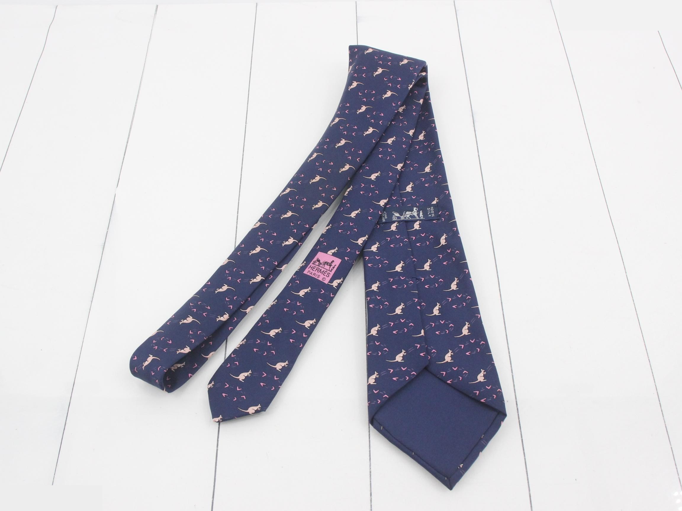 tie — view 2