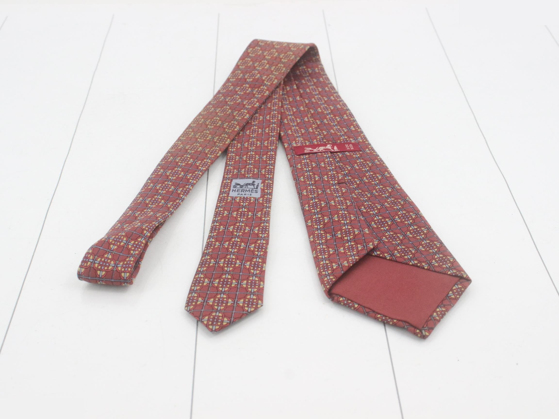 tie — view 2