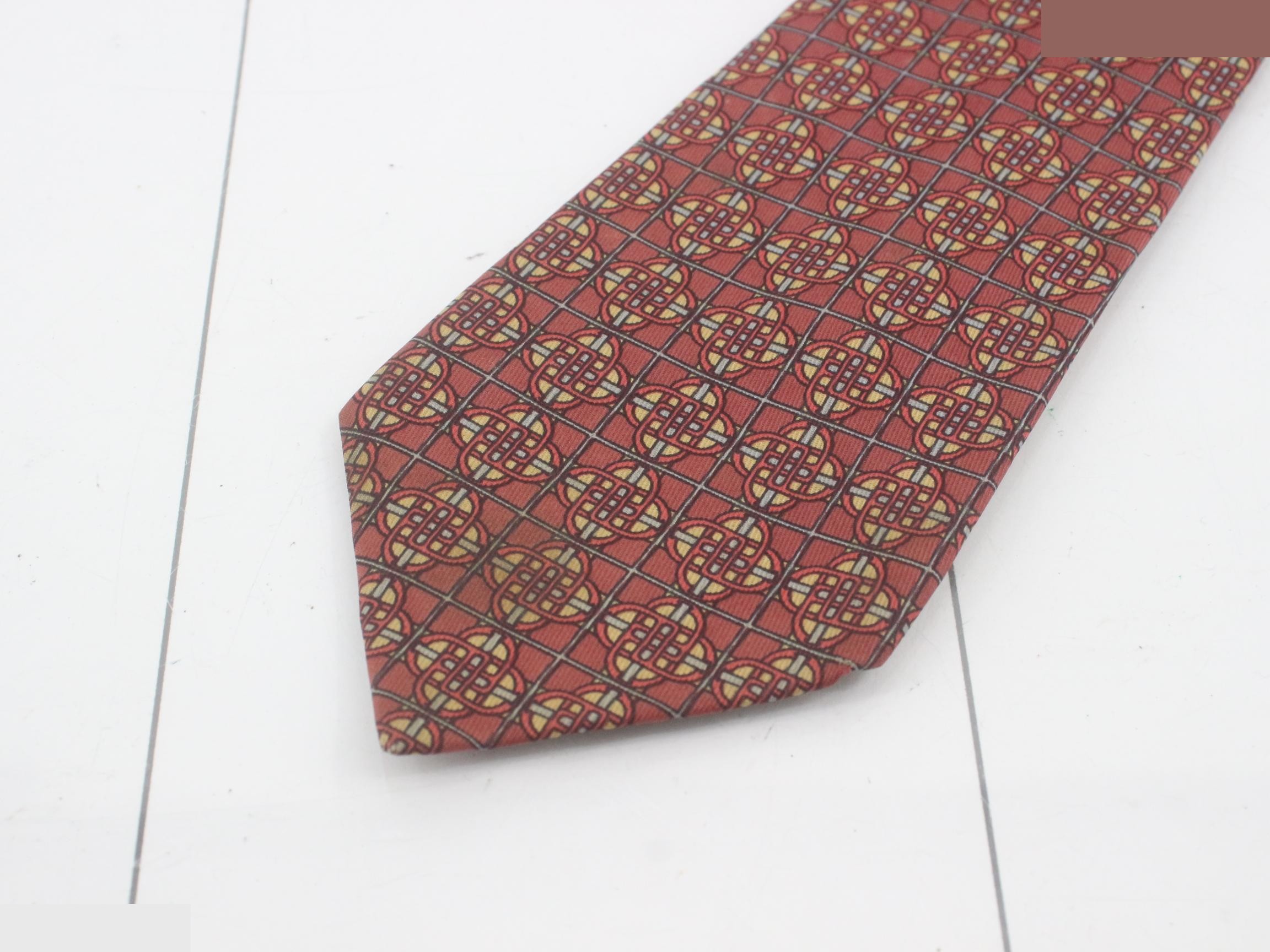 tie — view 3
