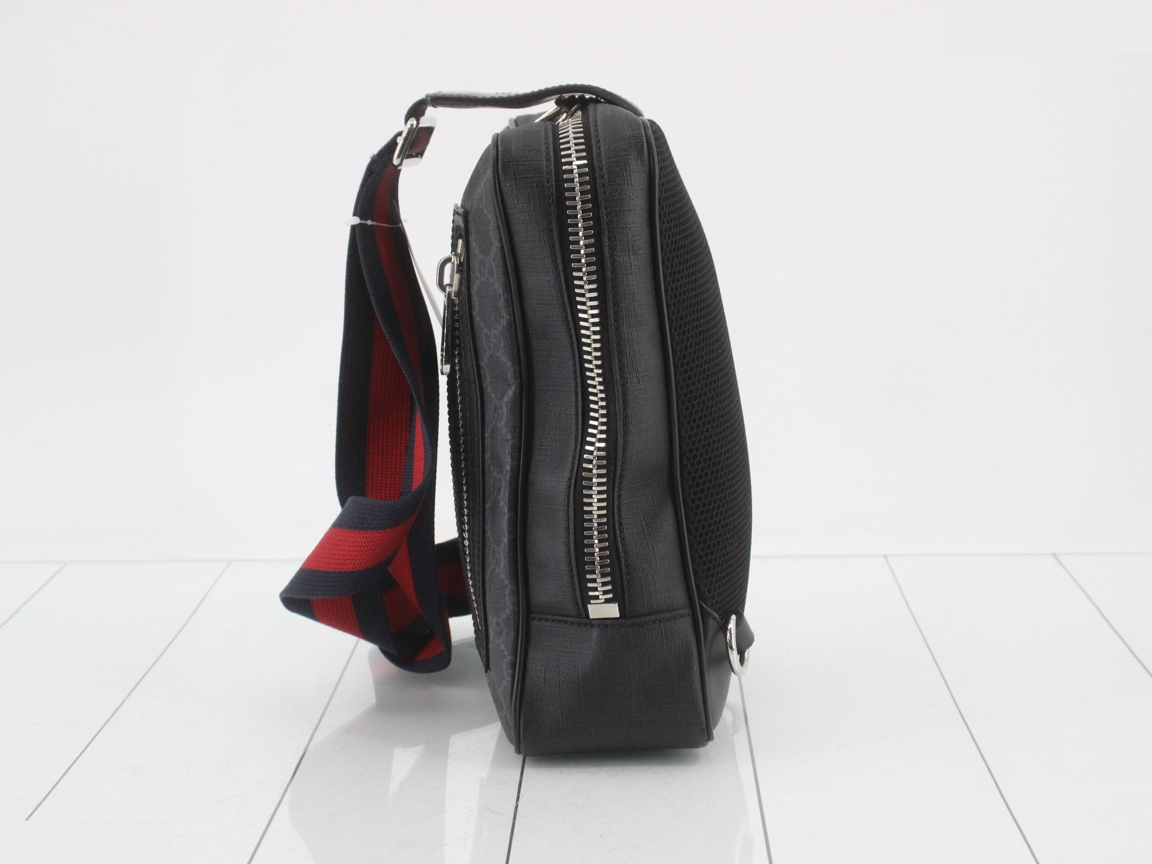 GG Supreme Shoulder Bag — view 3