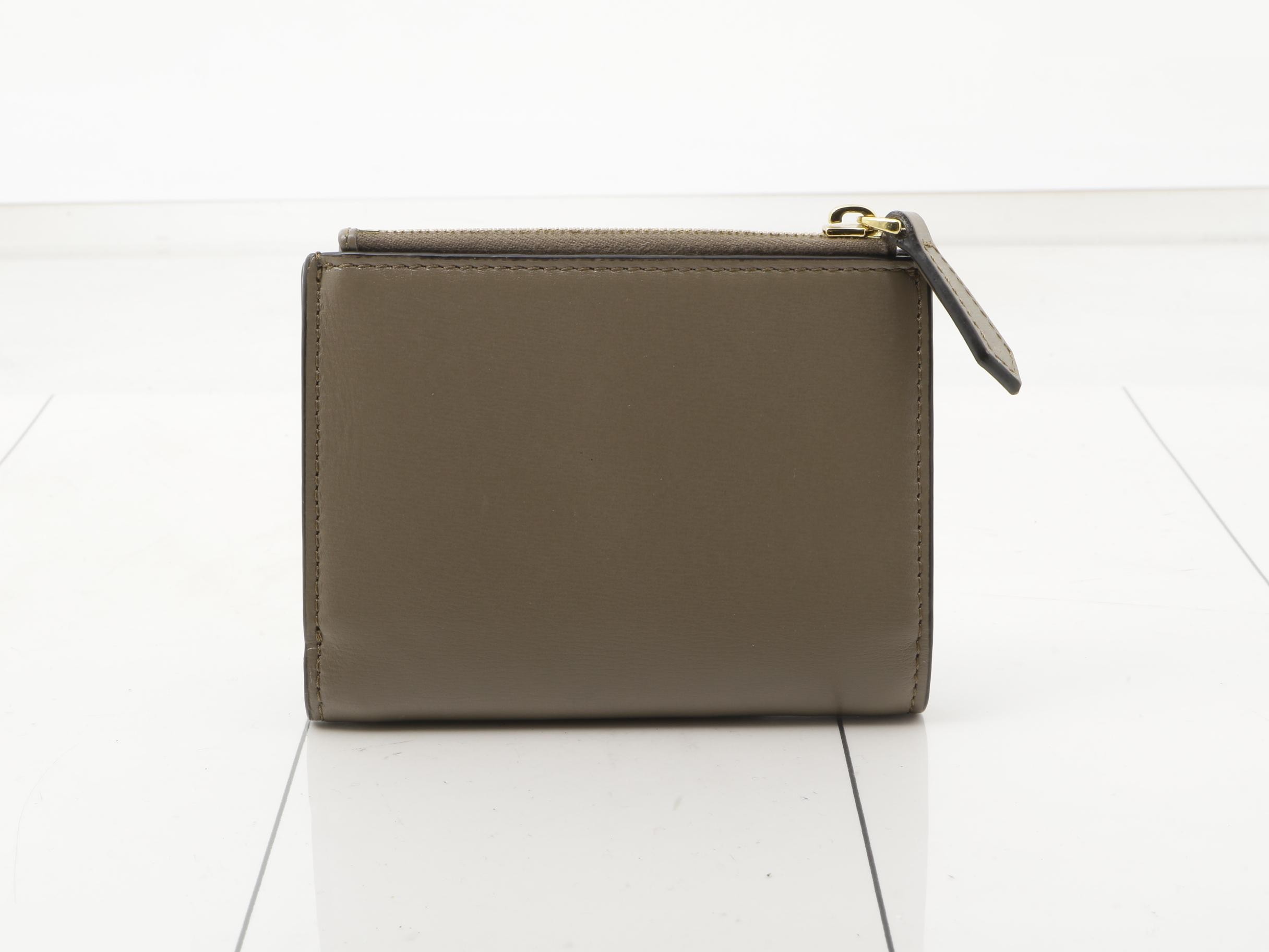 8M0447 Bi-fold wallet, gold hardware, leather, gray — view 2