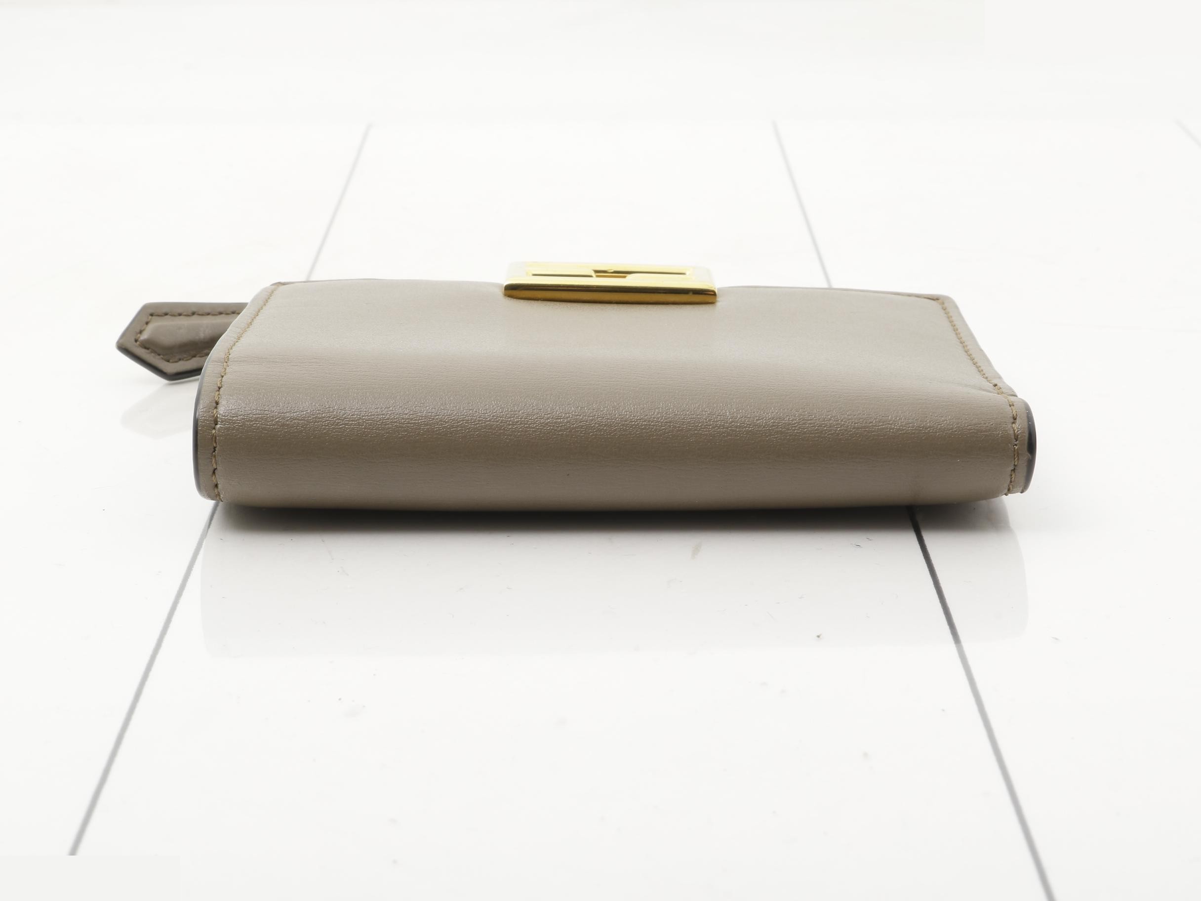 8M0447 Bi-fold wallet, gold hardware, leather, gray — view 3