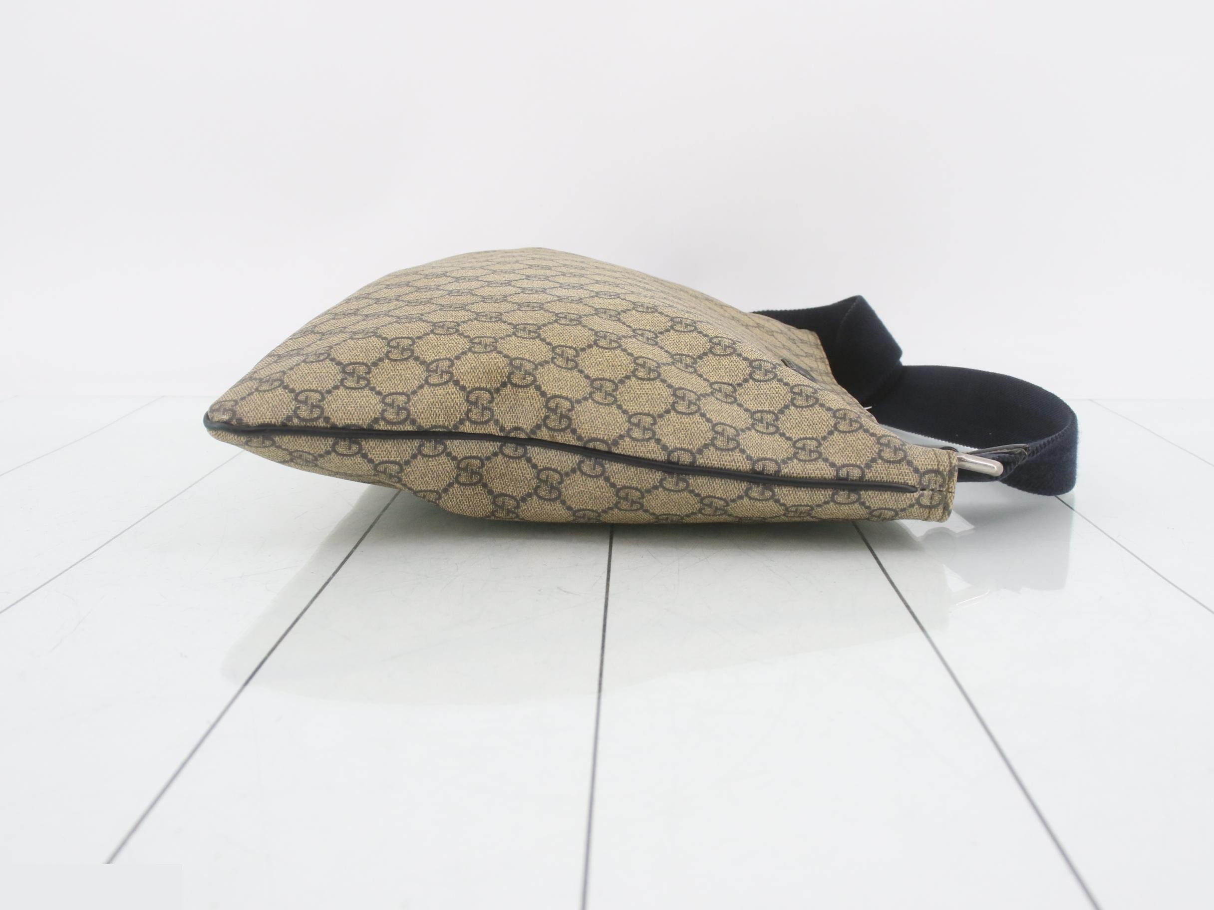GG Supreme Shoulder Bag — view 3