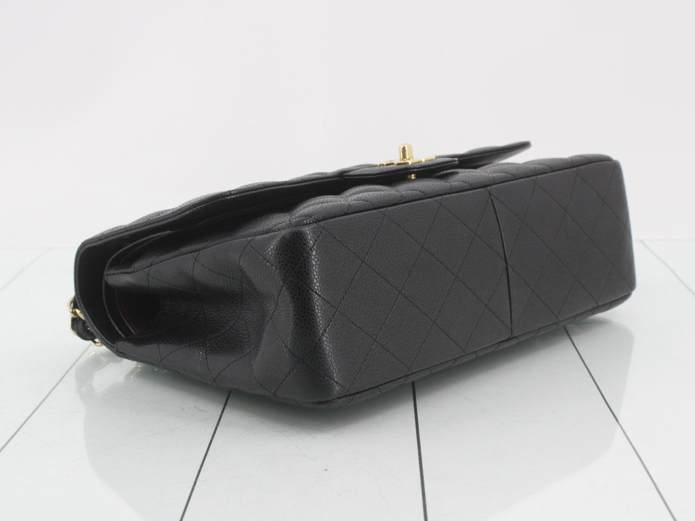 Large Matelassé 30, caviar leather, double flap, double chain shoulder bag. — view 5