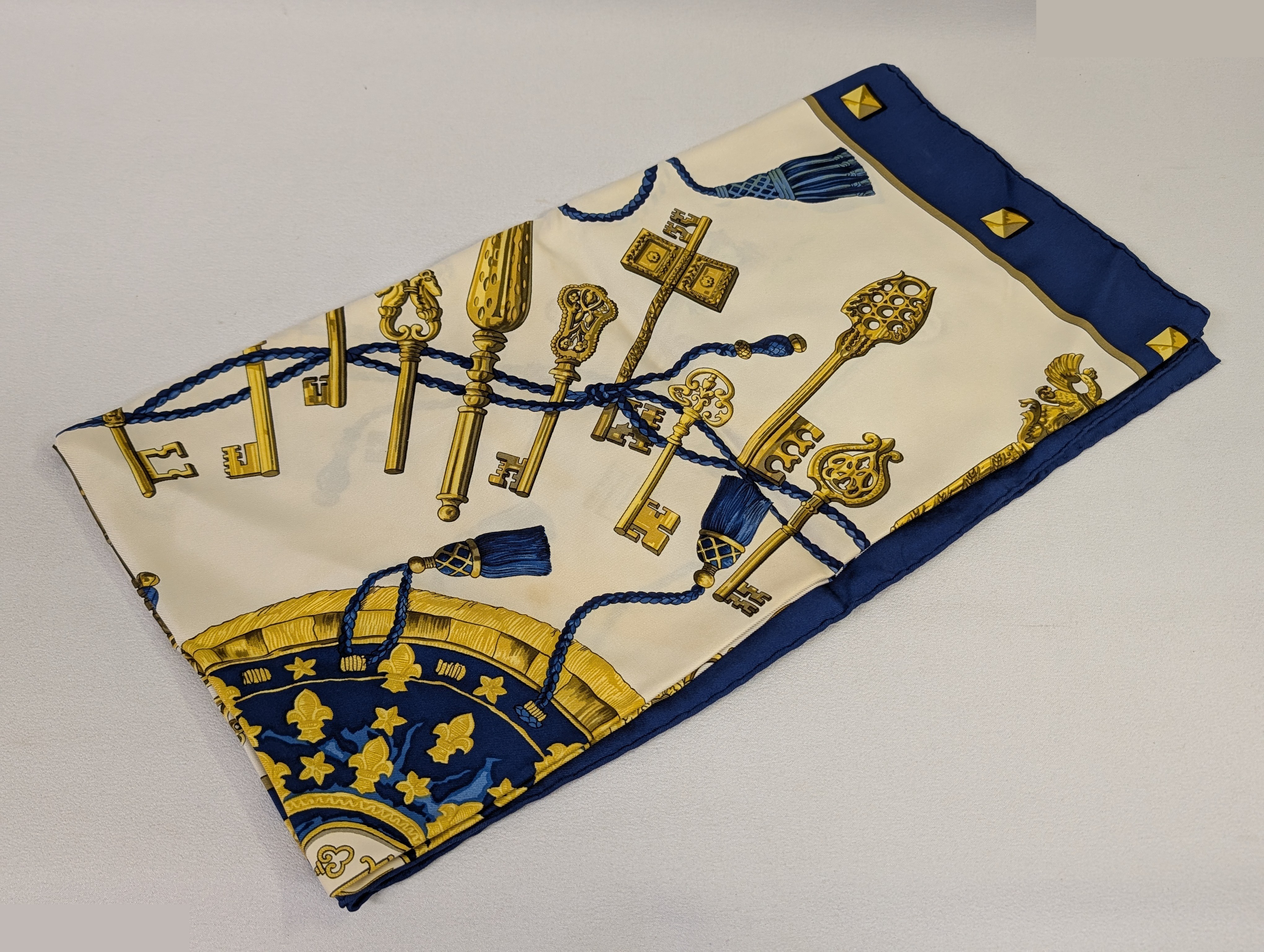 Carre 90 LES CLES Key Pattern — view 2