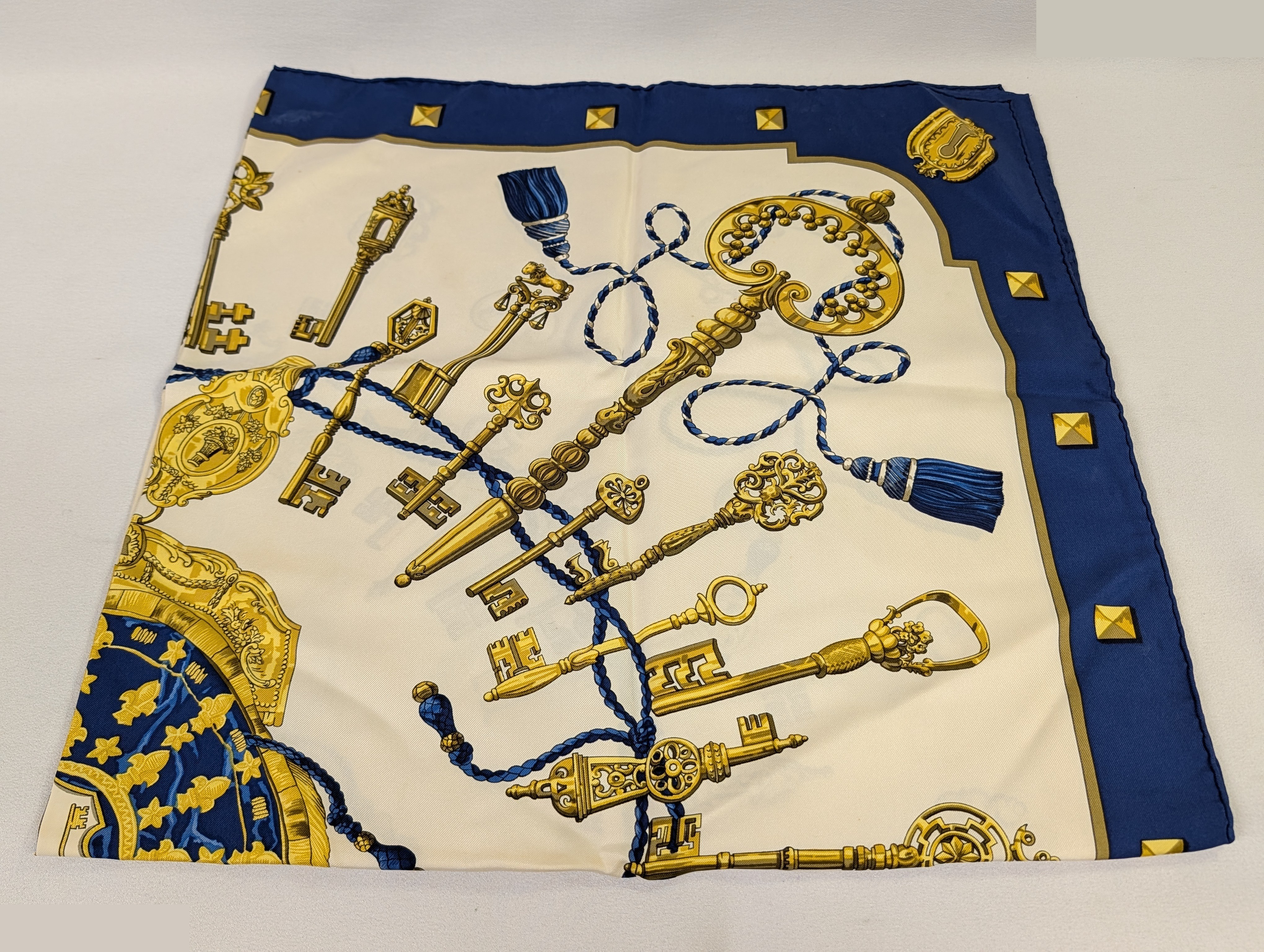 Carre 90 LES CLES Key Pattern — view 3