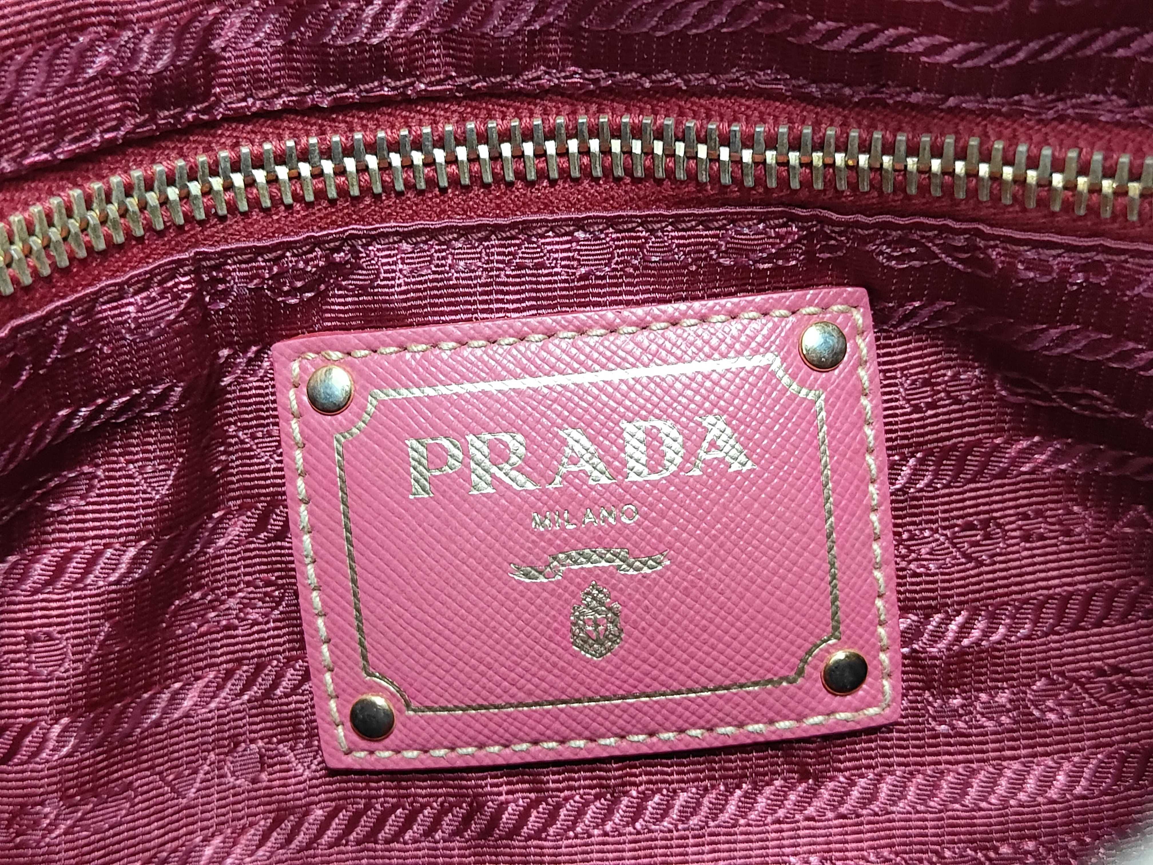 nylon shoulder bag with white tag. — view 11