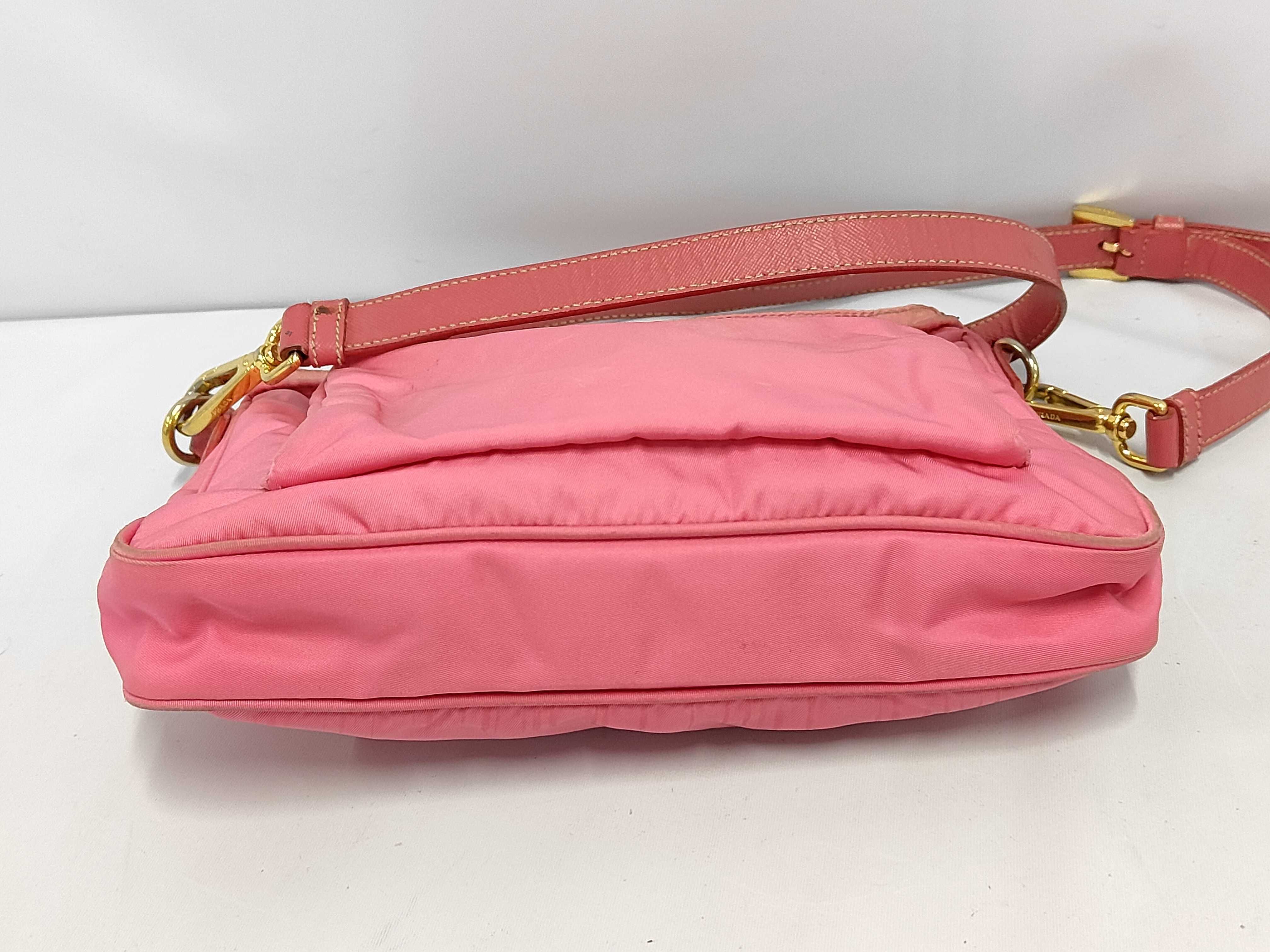 nylon shoulder bag with white tag. — view 3