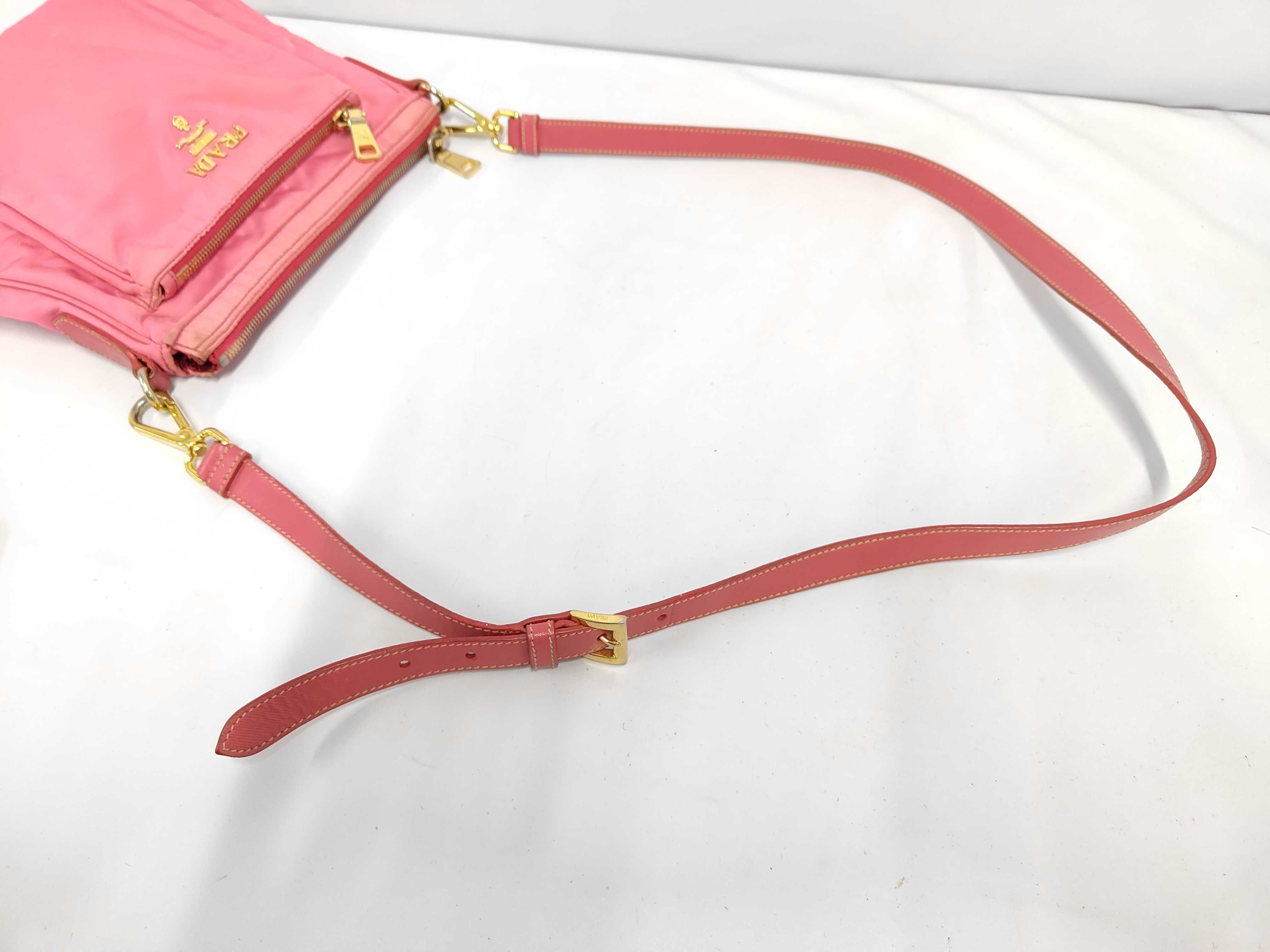 nylon shoulder bag with white tag. — view 5
