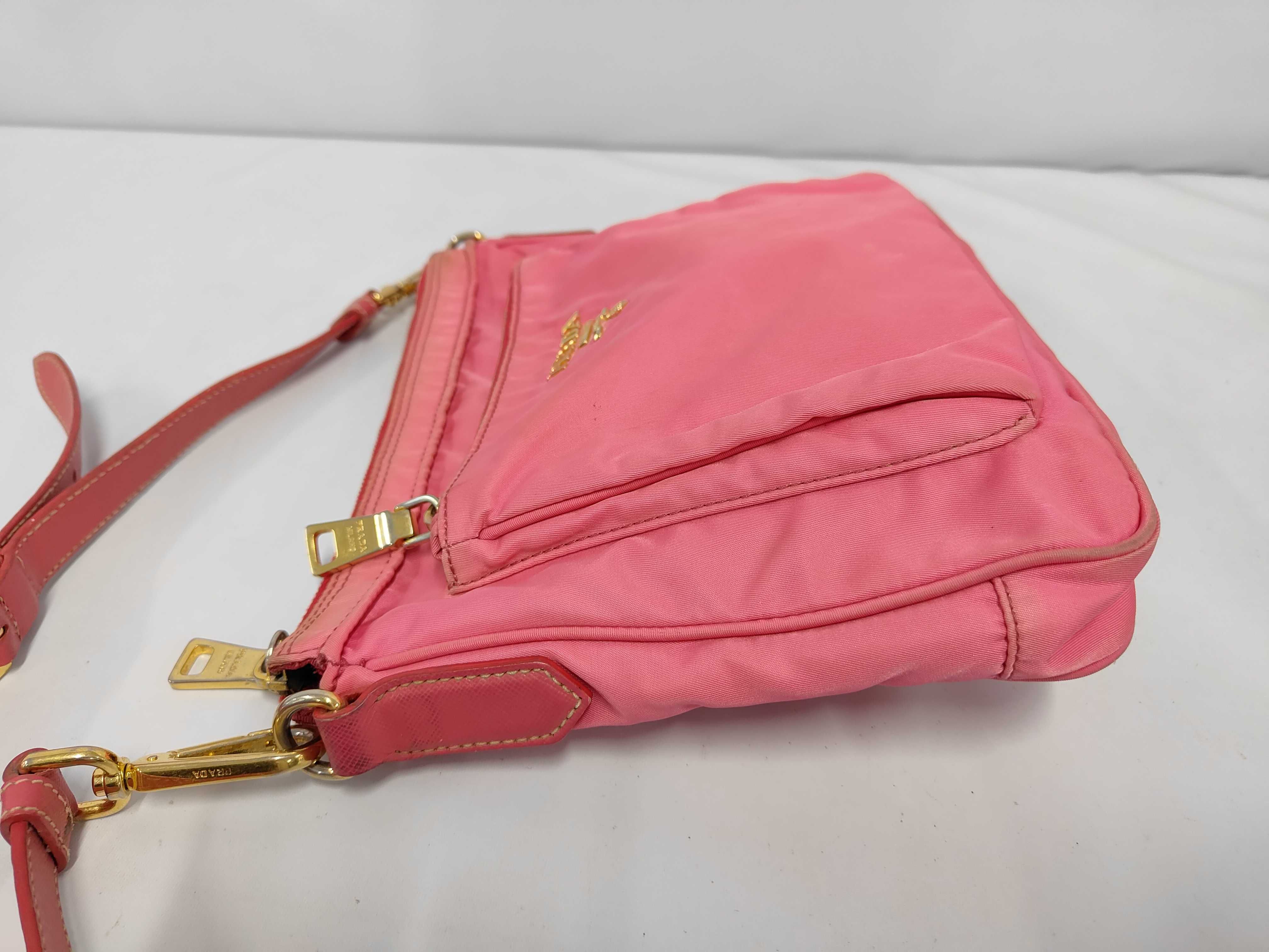 nylon shoulder bag with white tag. — view 9