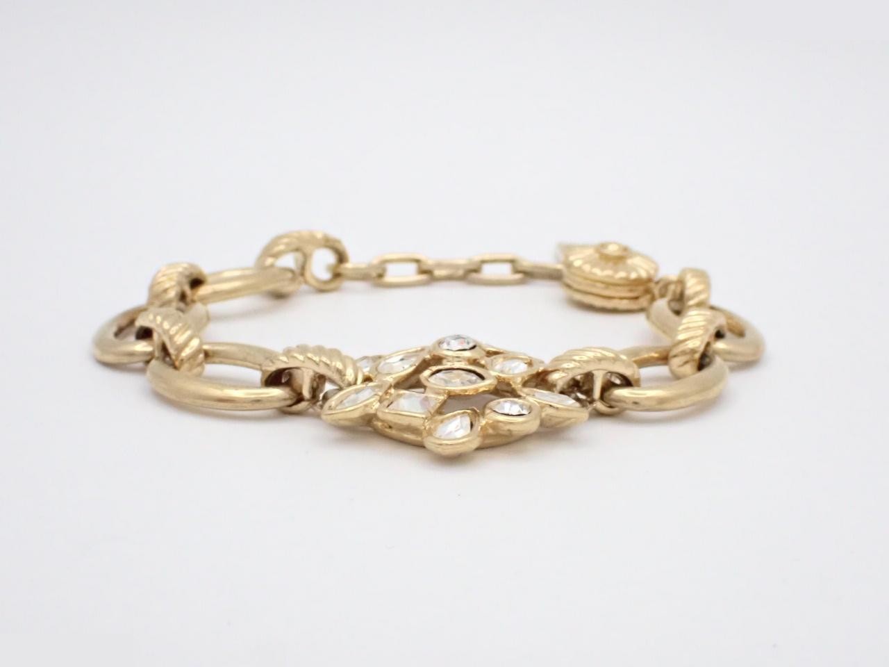 Other lines: Precious metal bracelets and bangles (metal), wrist circumference approximately 19 cm.