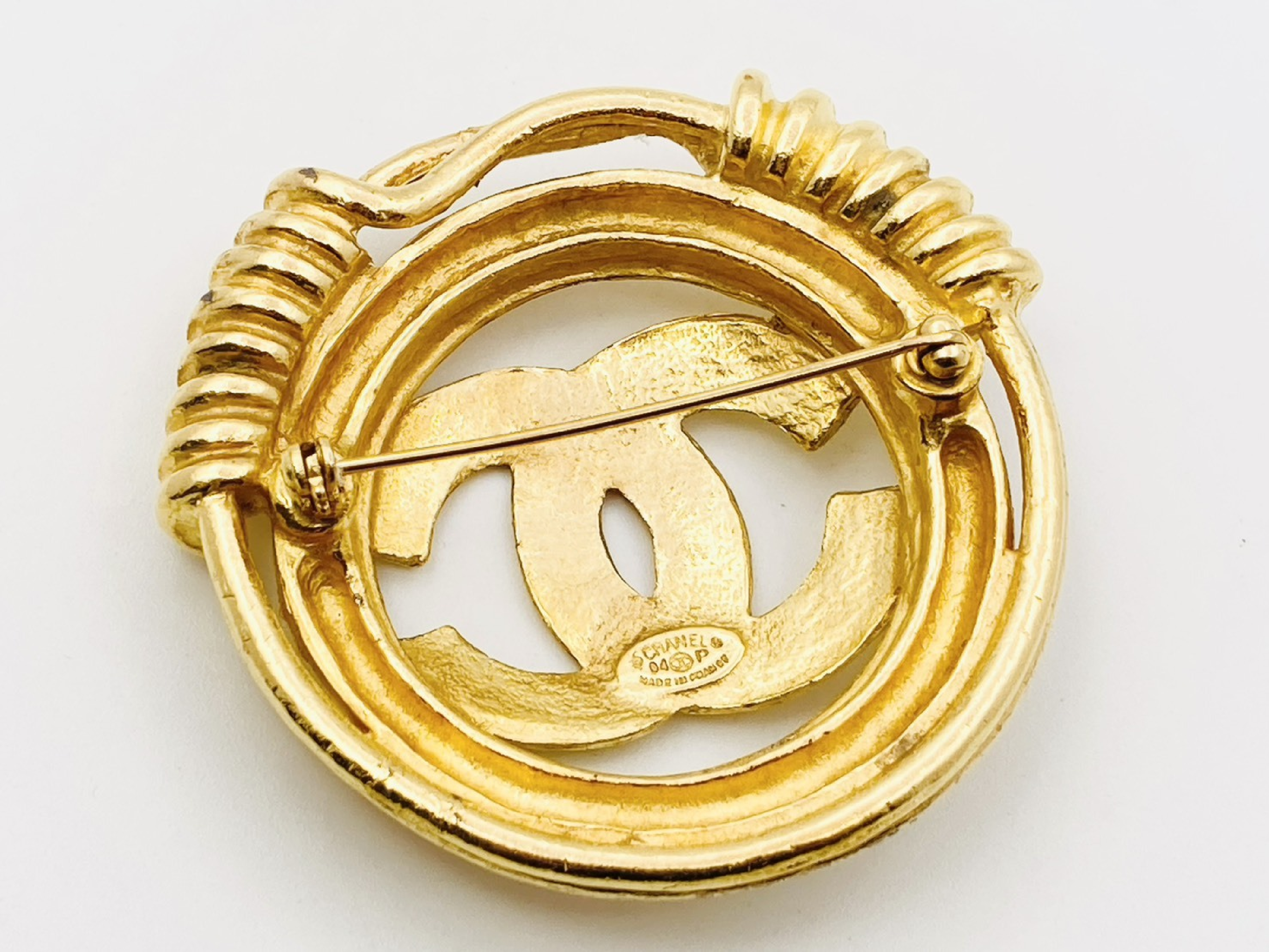 Coco Mark Round Circle Brooch 94P Gold Brooch — view 2