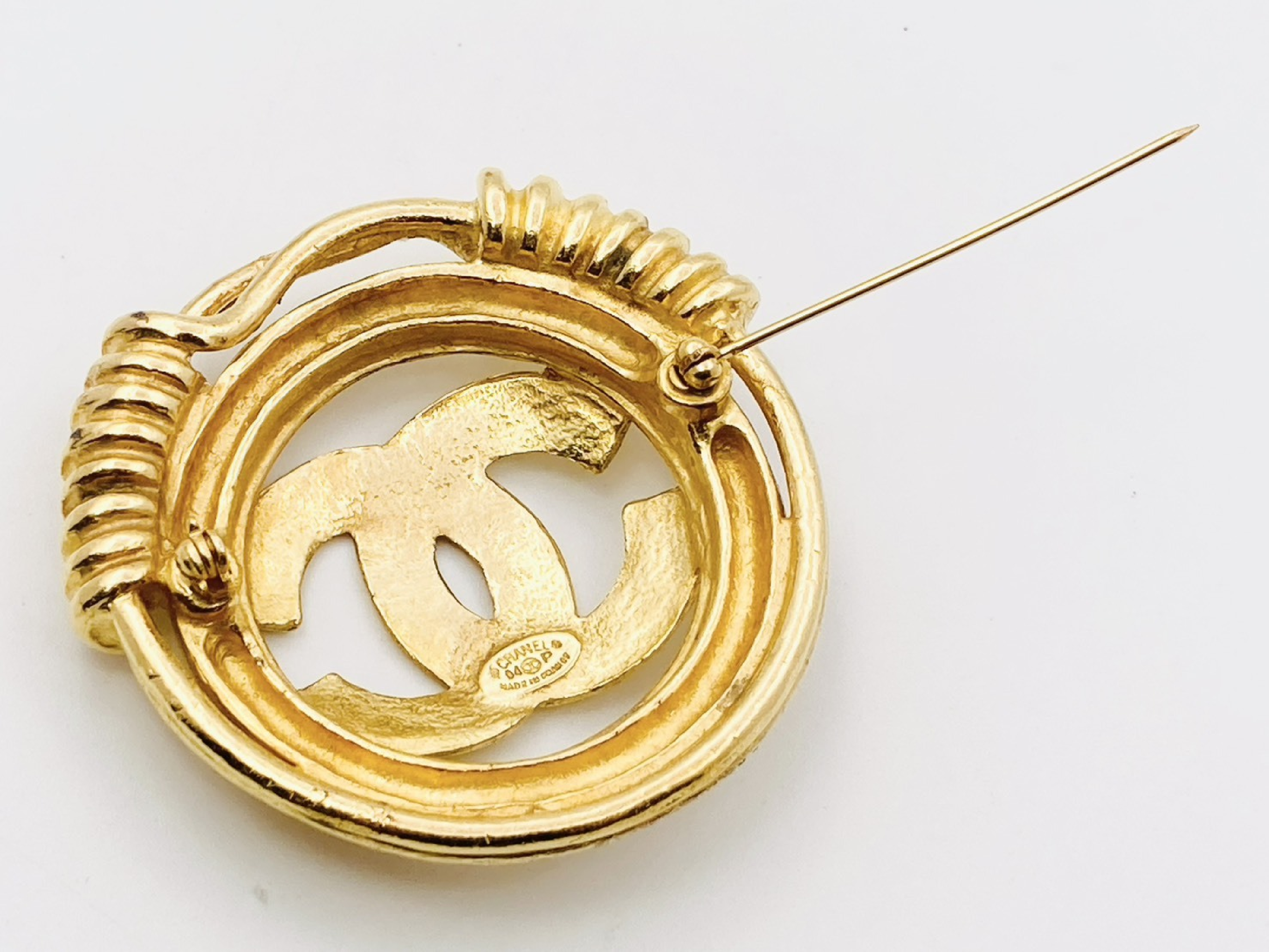 Coco Mark Round Circle Brooch 94P Gold Brooch — view 3