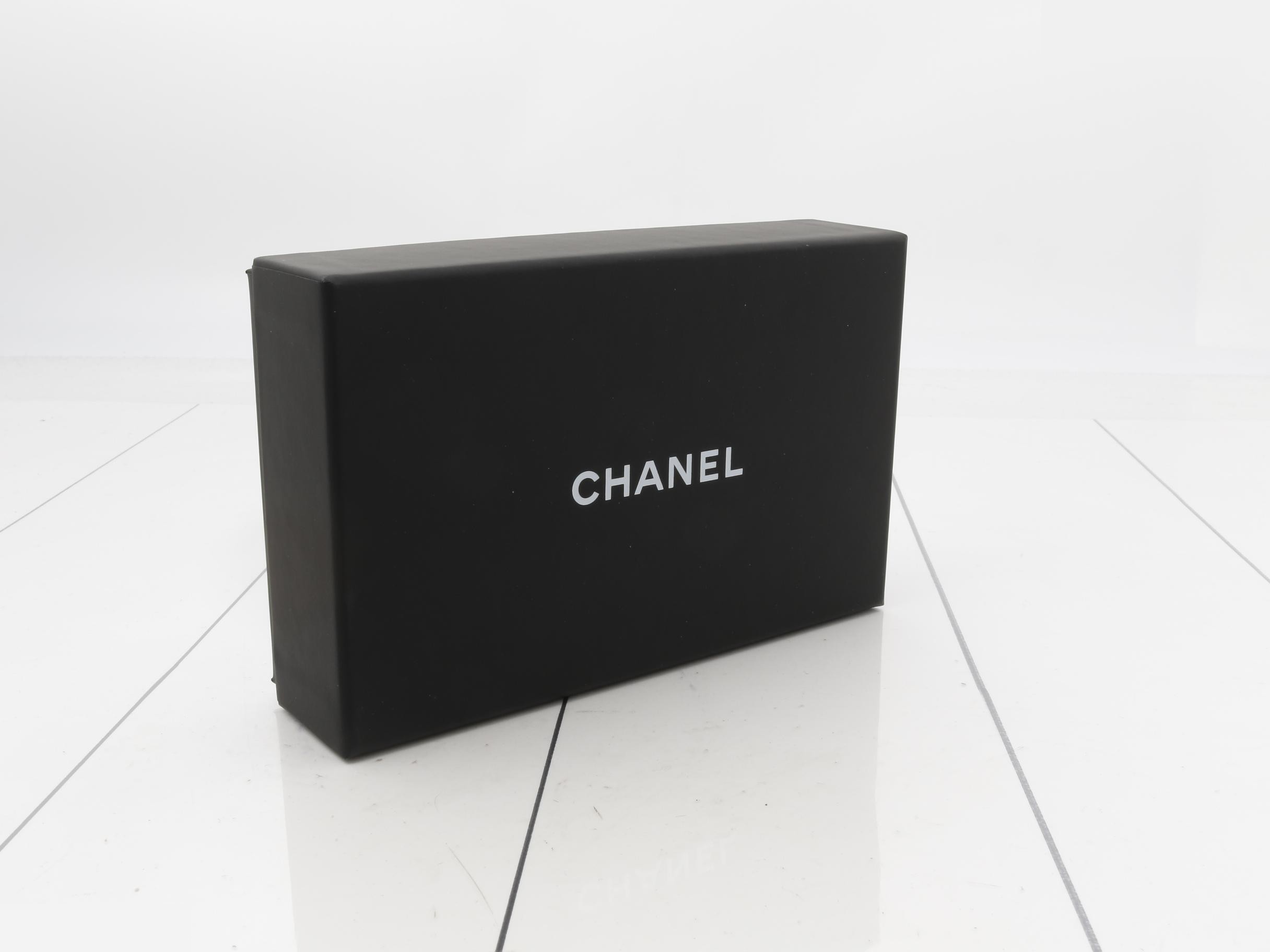 Boxed set, 2026 Matelassé bag, notebook cover, and card case. — view 5