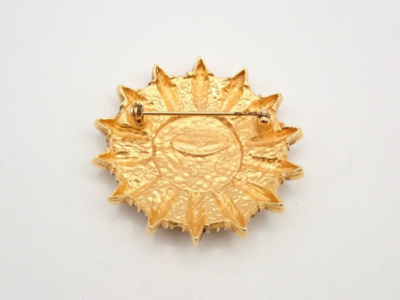 brooch — view 2