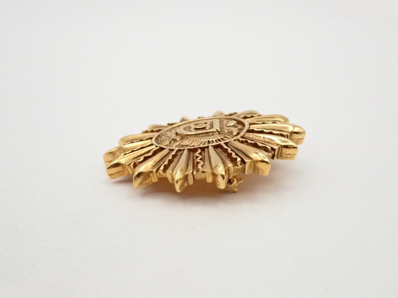 brooch — view 3