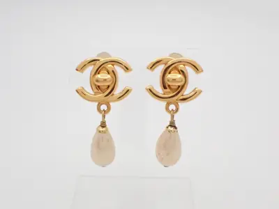 Turnlock earrings, pearl, gold