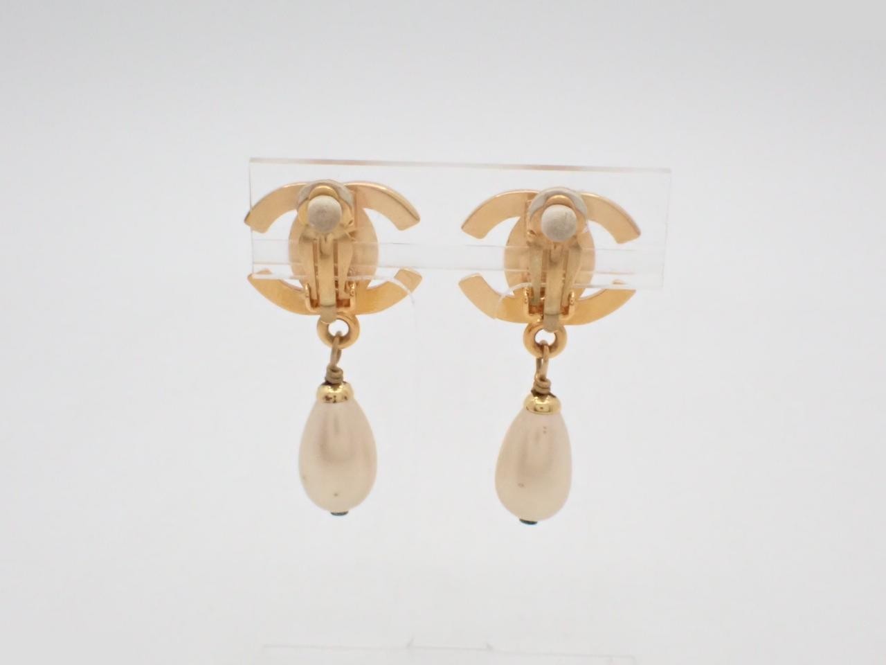 Turnlock earrings, pearl, gold — view 2