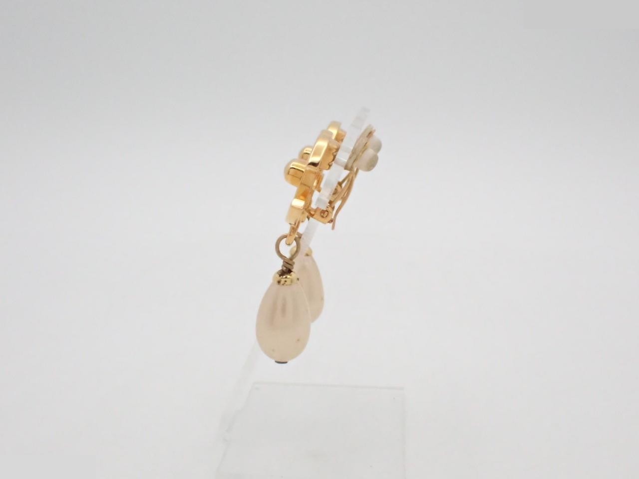 Turnlock earrings, pearl, gold — view 3