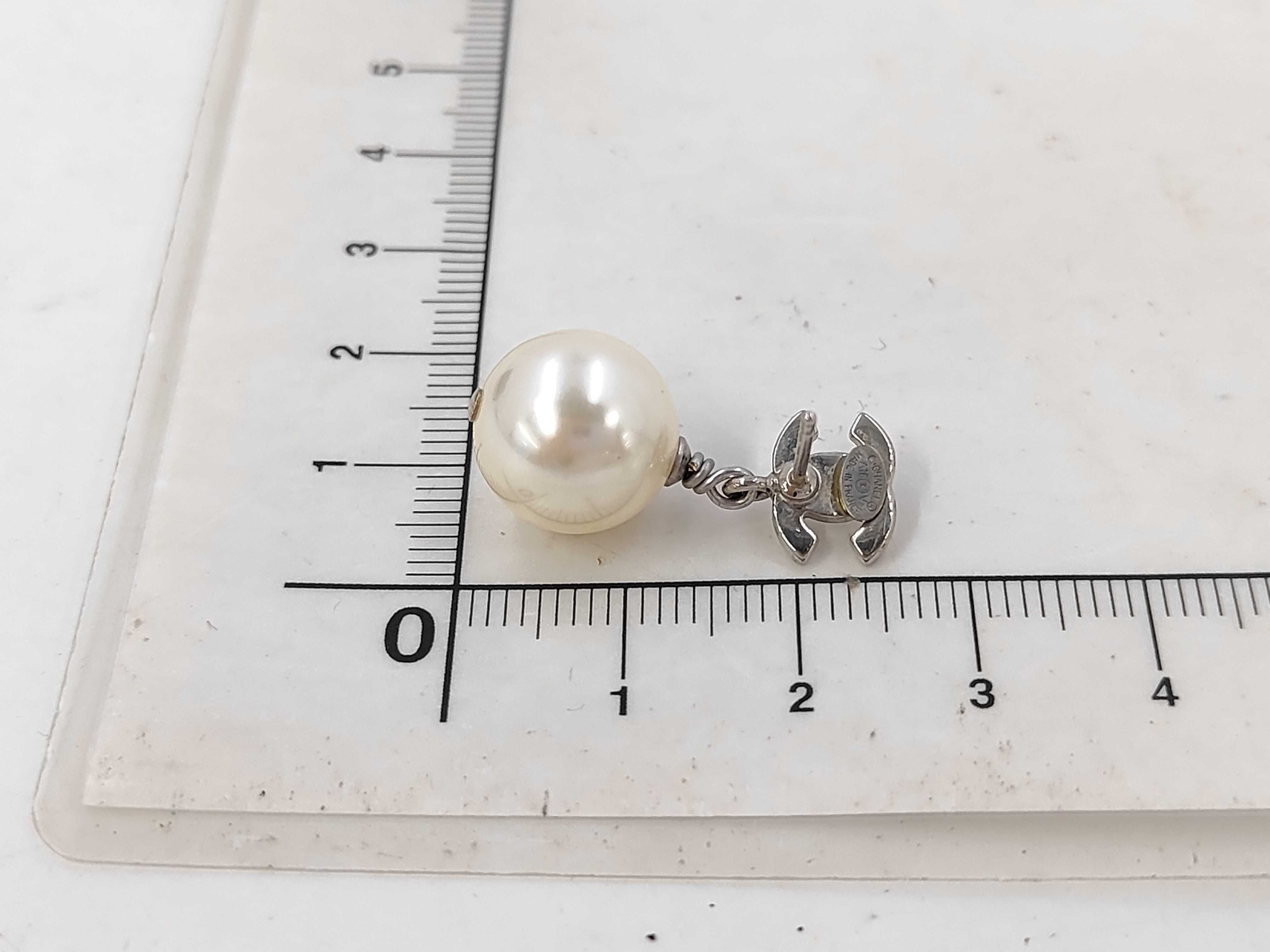 A16V (2016) / Silver color / Rhinestone CC + Faux Pearl Drop Earrings (tsu18416) Earrings — view 3