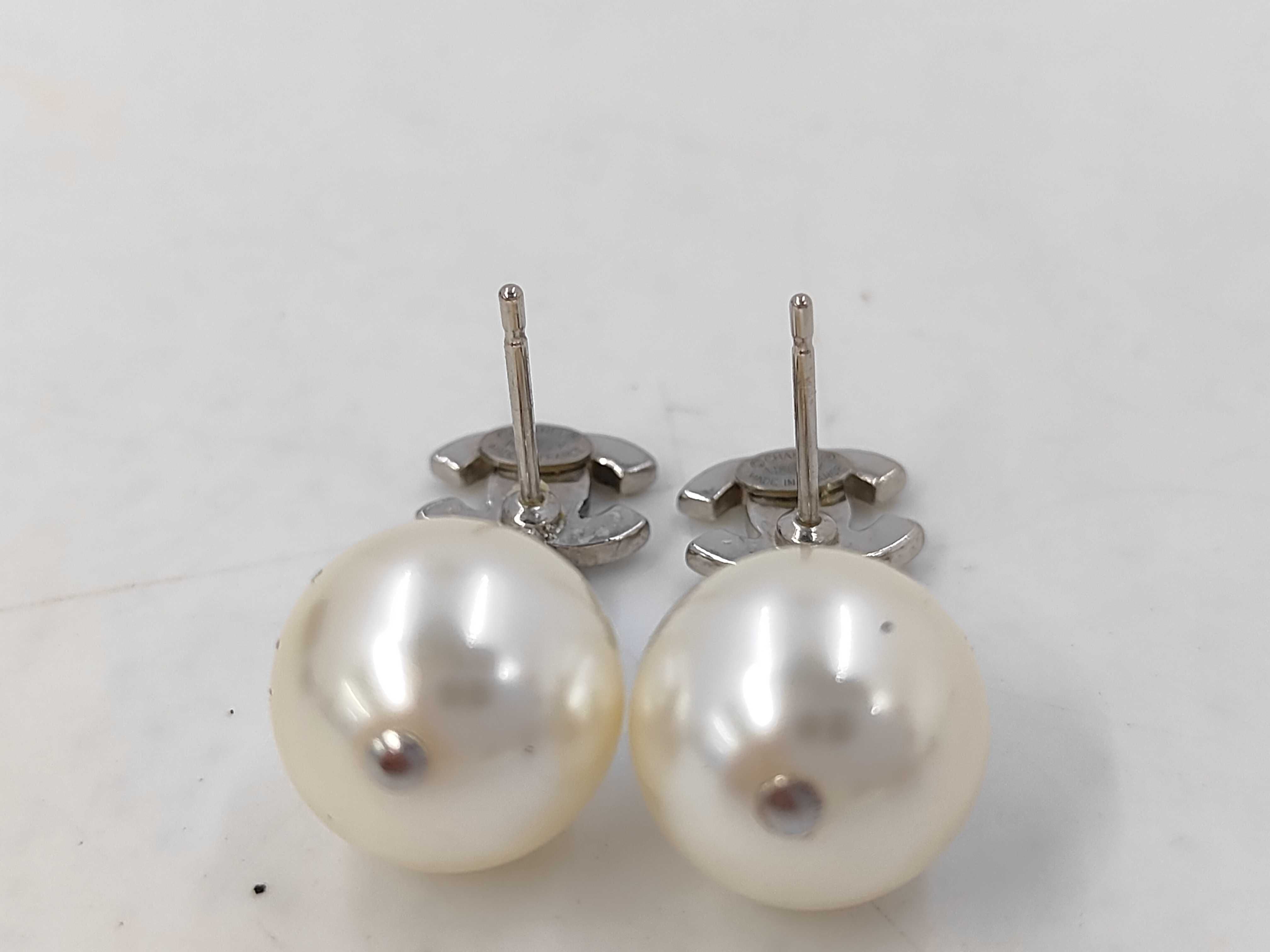 A16V (2016) / Silver color / Rhinestone CC + Faux Pearl Drop Earrings (tsu18416) Earrings — view 5
