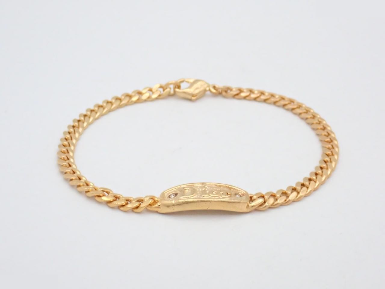 Other lines: Precious metal bracelets and bangles (metal), wrist circumference approximately 18 cm.