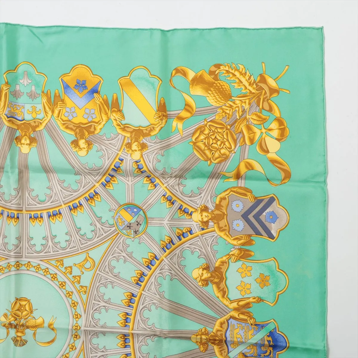 Carre 90 BRITISH HERALDRY British coat of arms scarf, silk, green. — view 3