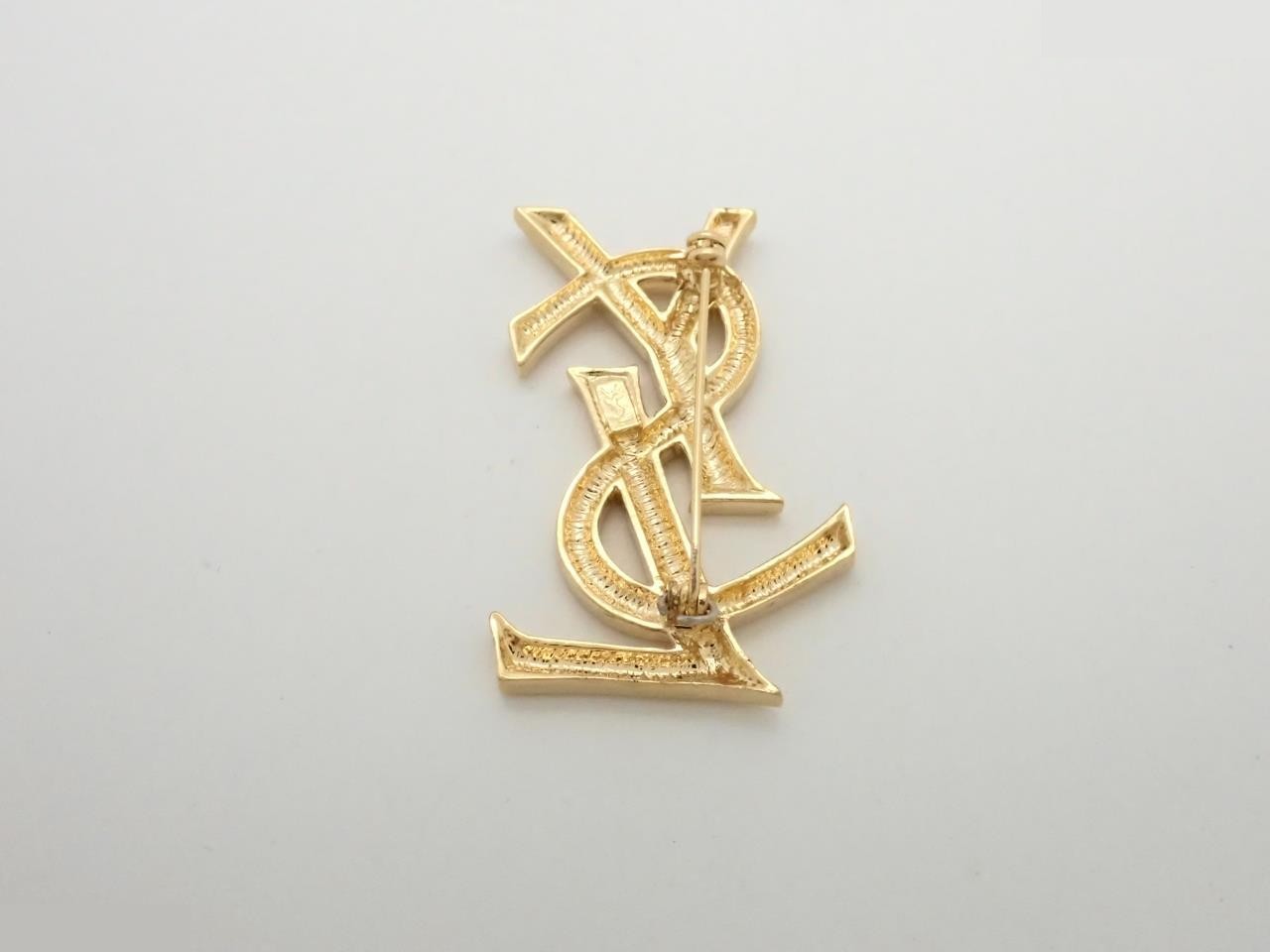 brooch — view 2