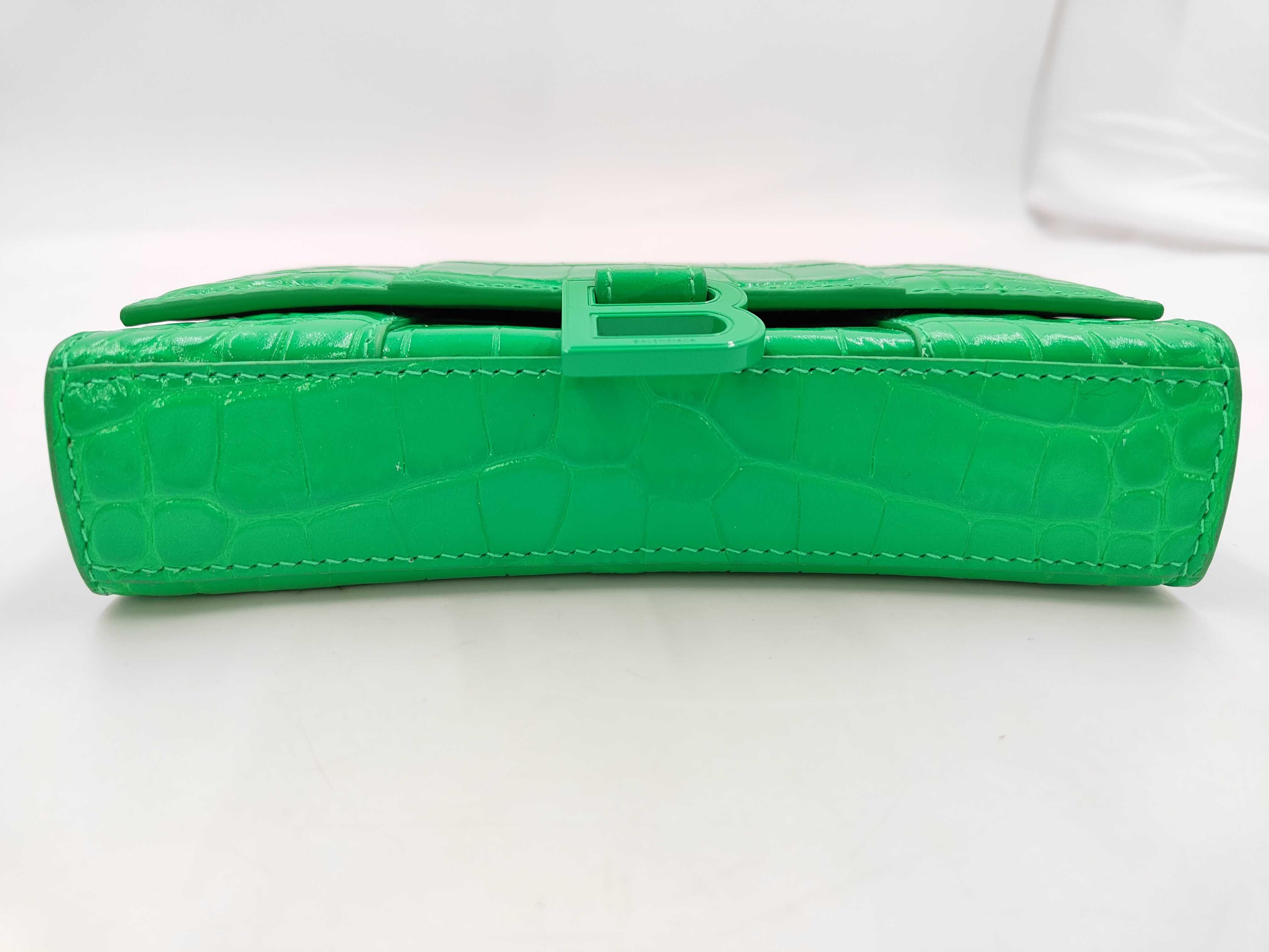 Hourglass Chain Wallet Shoulder Bag — view 7