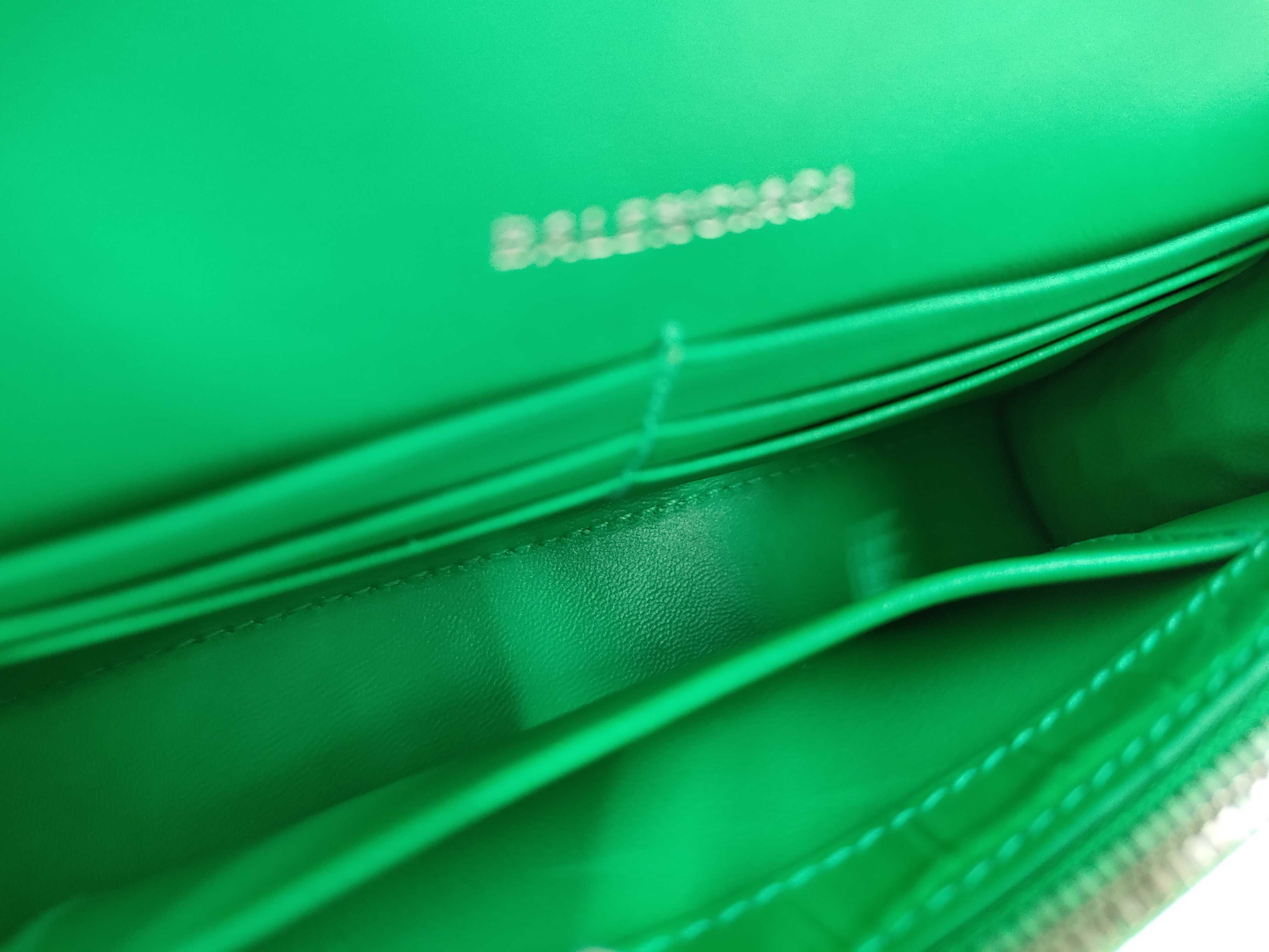 Hourglass Chain Wallet Shoulder Bag — view 8