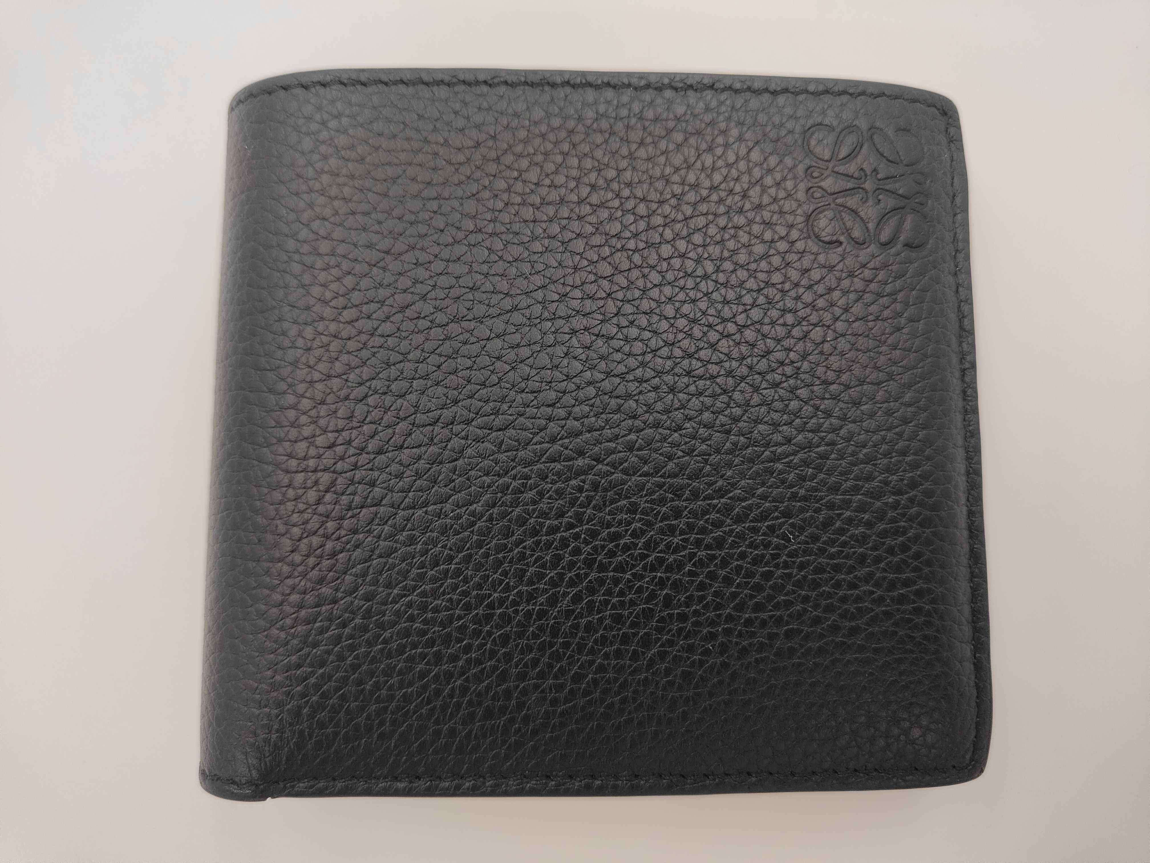 black bi-fold wallet