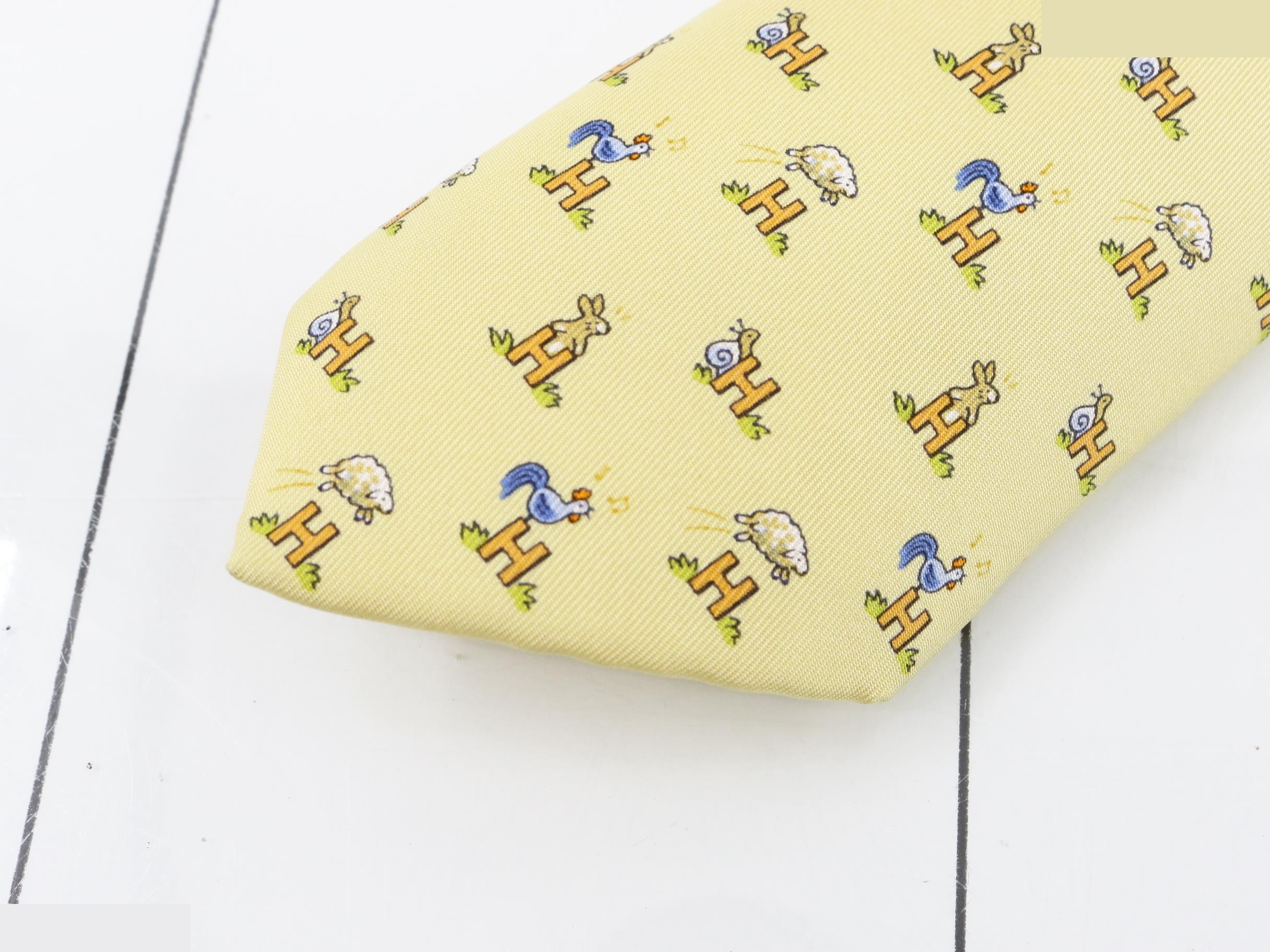 tie — view 3