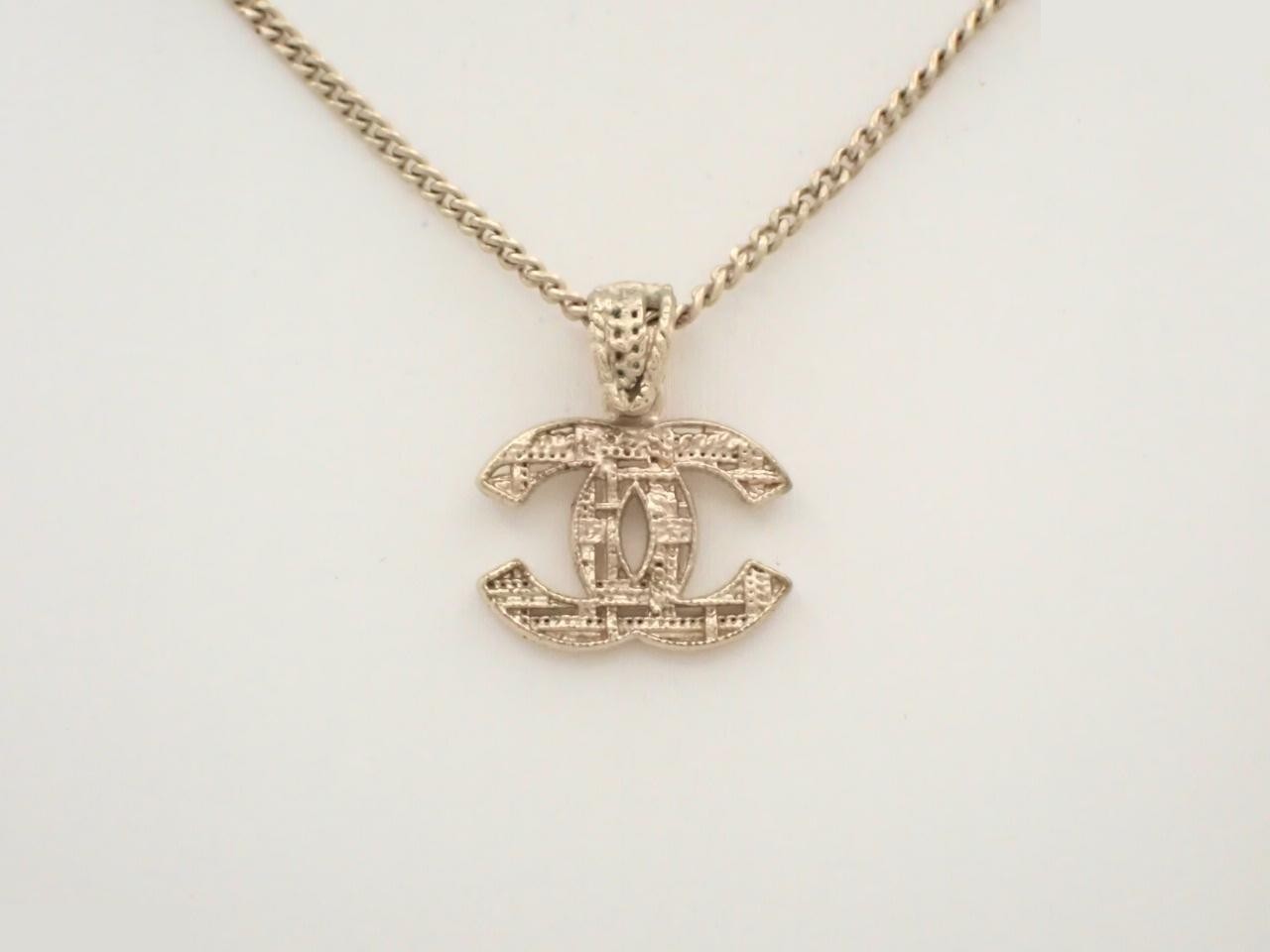 necklace, chain approximately 60cm