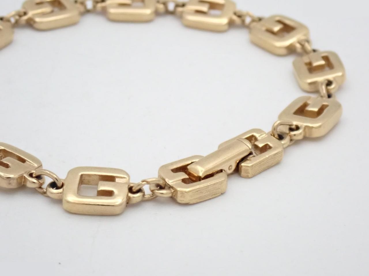Other items in the line: Precious metal bracelets and bangles (metal), wrist circumference approximately 18.5 cm. — view 3