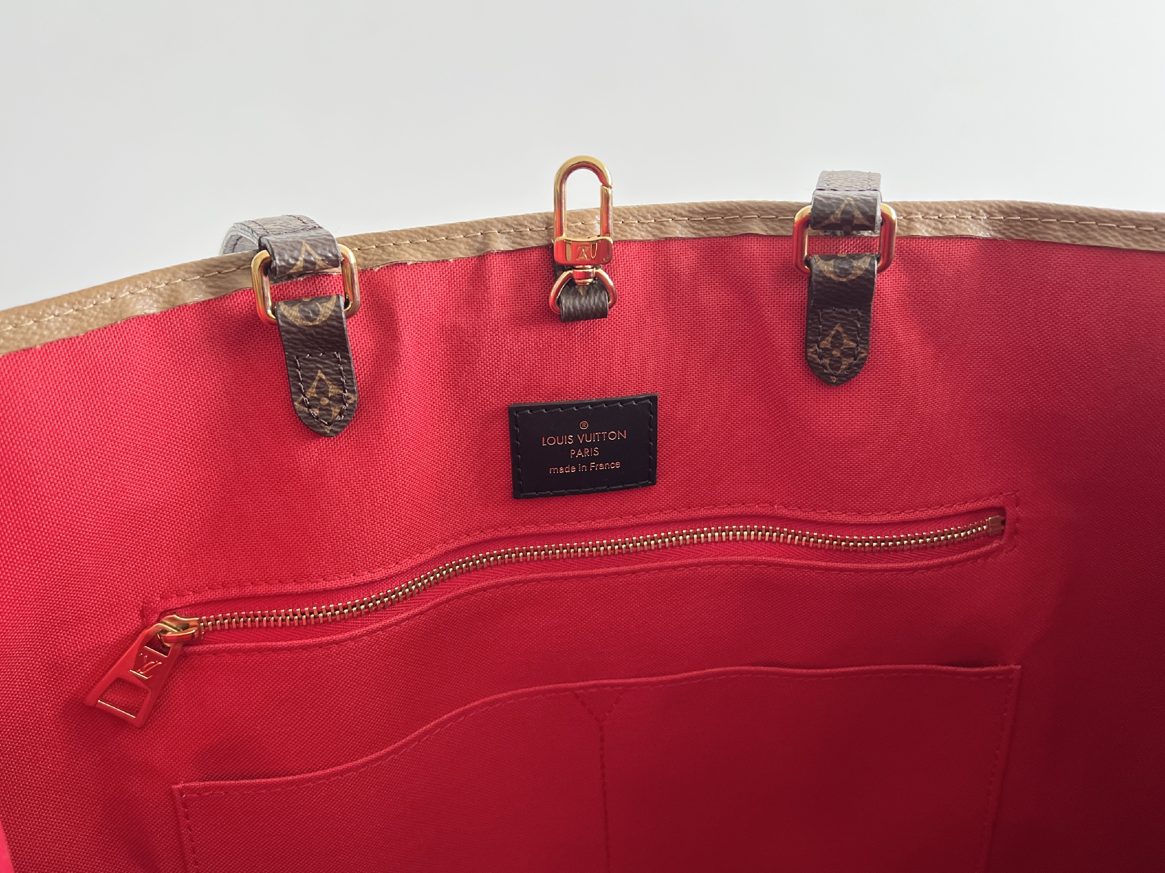 Monogram Logo Giant Reverse OnTheGo Leather 2-way Shoulder Bag Tote Bag — view 7