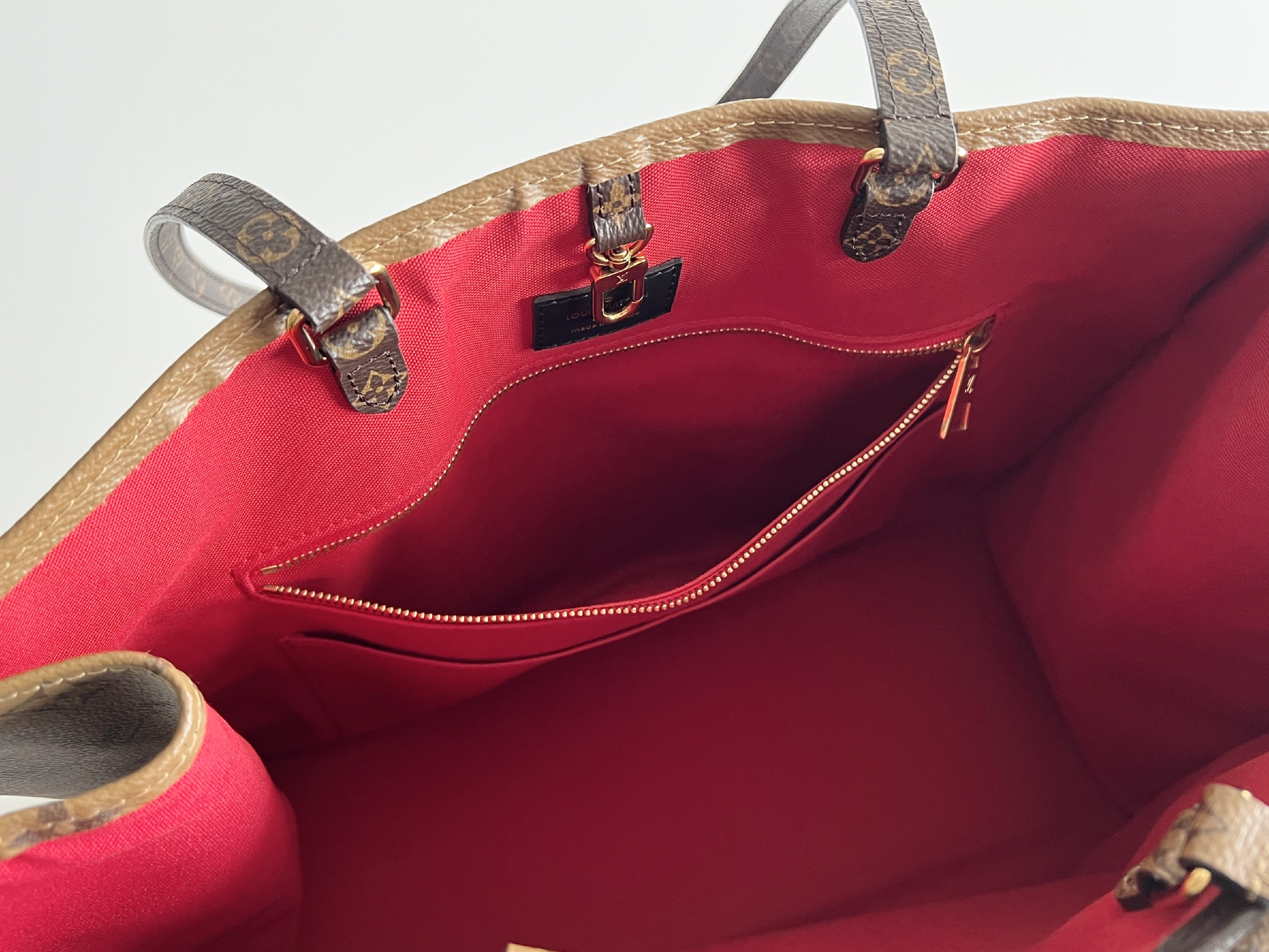 Monogram Logo Giant Reverse OnTheGo Leather 2-way Shoulder Bag Tote Bag — view 8