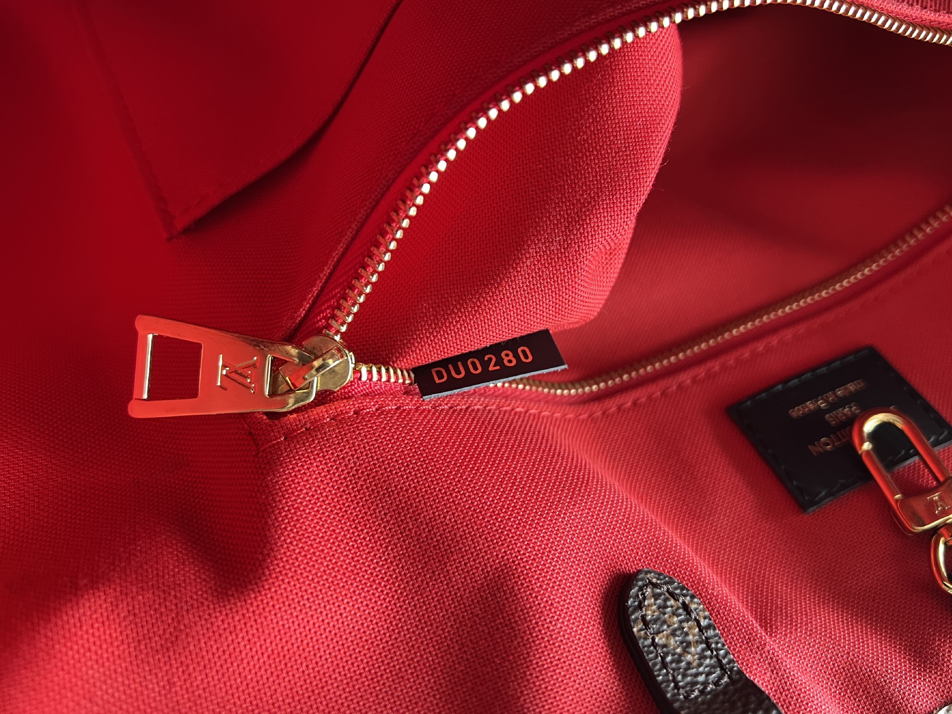 Monogram Logo Giant Reverse OnTheGo Leather 2-way Shoulder Bag Tote Bag — view 9